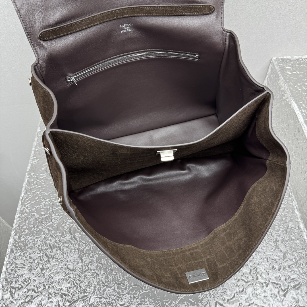 现货‼️‼️｛中号磨砂鳄鱼纹棕色｝

𝐁𝐀𝐋𝐄𝐍𝐂𝐈𝐀𝐆➰𝐑𝐎𝐃𝐄𝐎 鳄鱼纹手袋
秋冬新款系列包包🍂好炸裂的高级感，一眼就被这只巴黎世家rodeo麂皮鳄鱼纹包包狠狠拿捏 秋冬的颜色加上质感满满的麂皮材质，搭配简约金属扣，随性又不失精致，大容量设计超适合通勤或出游，背上去像把“高级感”焊在身上～

款号：92866
中号尺寸：底长35x高23x宽11cm  p1680
