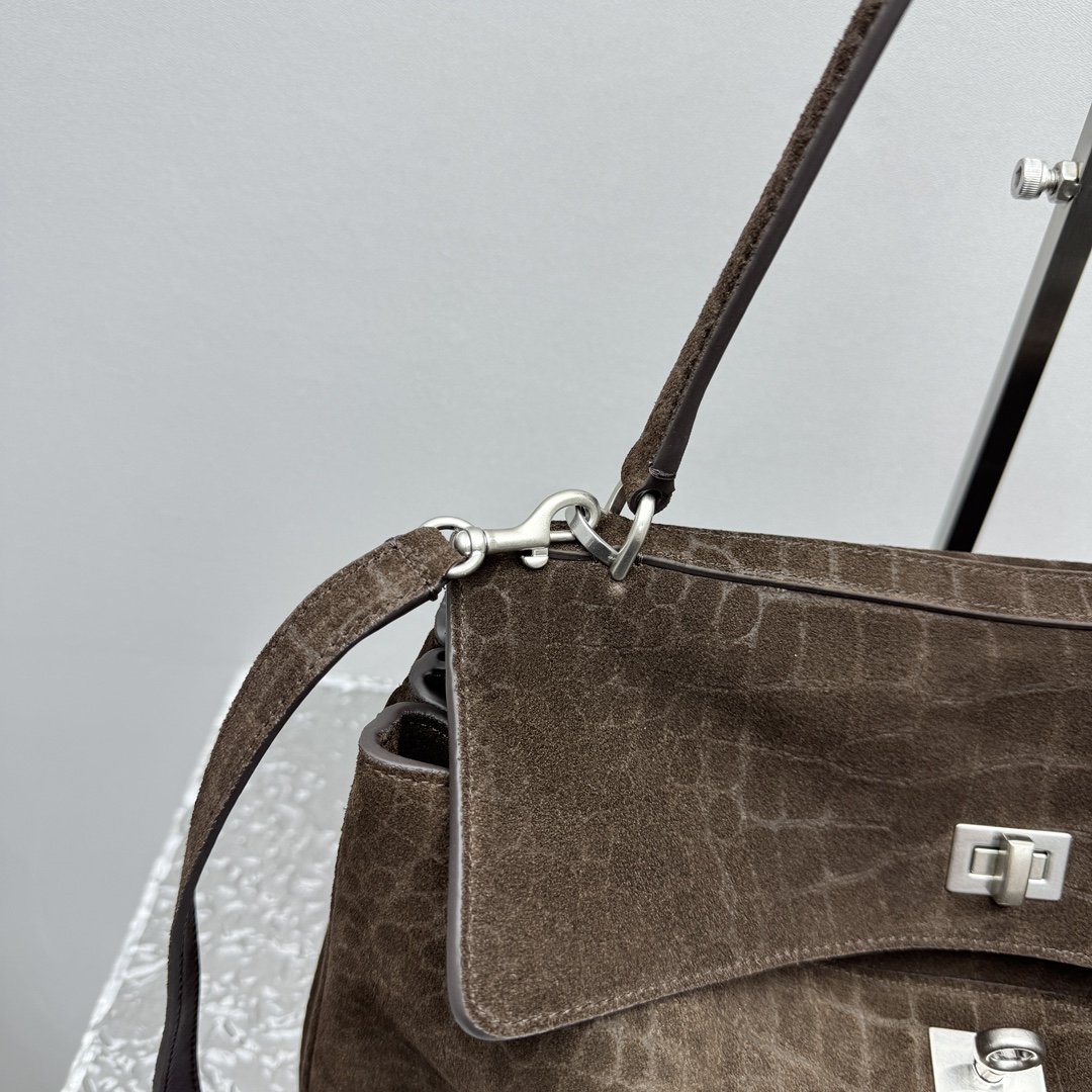 现货‼️‼️｛中号磨砂鳄鱼纹棕色｝

𝐁𝐀𝐋𝐄𝐍𝐂𝐈𝐀𝐆➰𝐑𝐎𝐃𝐄𝐎 鳄鱼纹手袋
秋冬新款系列包包🍂好炸裂的高级感，一眼就被这只巴黎世家rodeo麂皮鳄鱼纹包包狠狠拿捏 秋冬的颜色加上质感满满的麂皮材质，搭配简约金属扣，随性又不失精致，大容量设计超适合通勤或出游，背上去像把“高级感”焊在身上～

款号：92866
中号尺寸：底长35x高23x宽11cm  p1680
