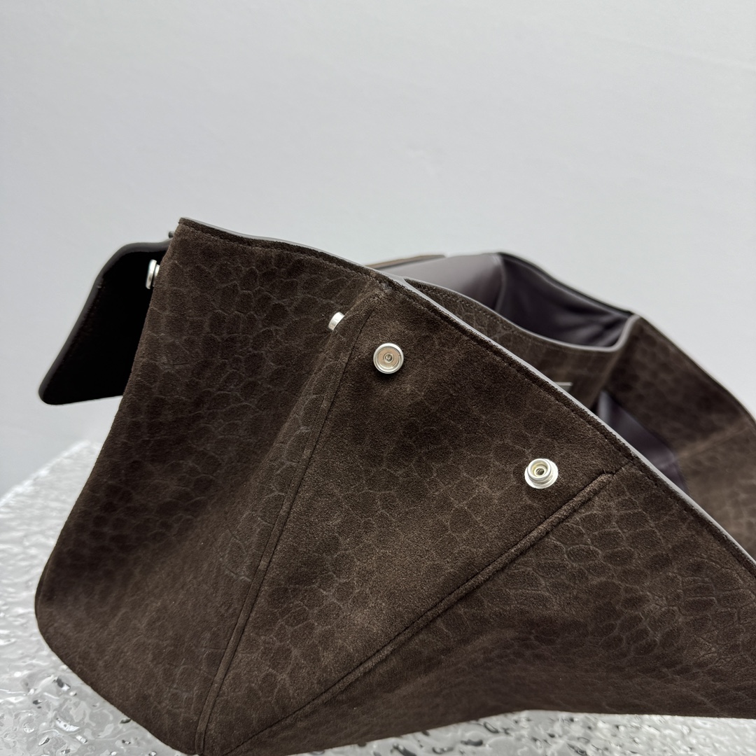 现货‼️‼️｛中号磨砂鳄鱼纹棕色｝

𝐁𝐀𝐋𝐄𝐍𝐂𝐈𝐀𝐆➰𝐑𝐎𝐃𝐄𝐎 鳄鱼纹手袋
秋冬新款系列包包🍂好炸裂的高级感，一眼就被这只巴黎世家rodeo麂皮鳄鱼纹包包狠狠拿捏 秋冬的颜色加上质感满满的麂皮材质，搭配简约金属扣，随性又不失精致，大容量设计超适合通勤或出游，背上去像把“高级感”焊在身上～

款号：92866
中号尺寸：底长35x高23x宽11cm  p1680
