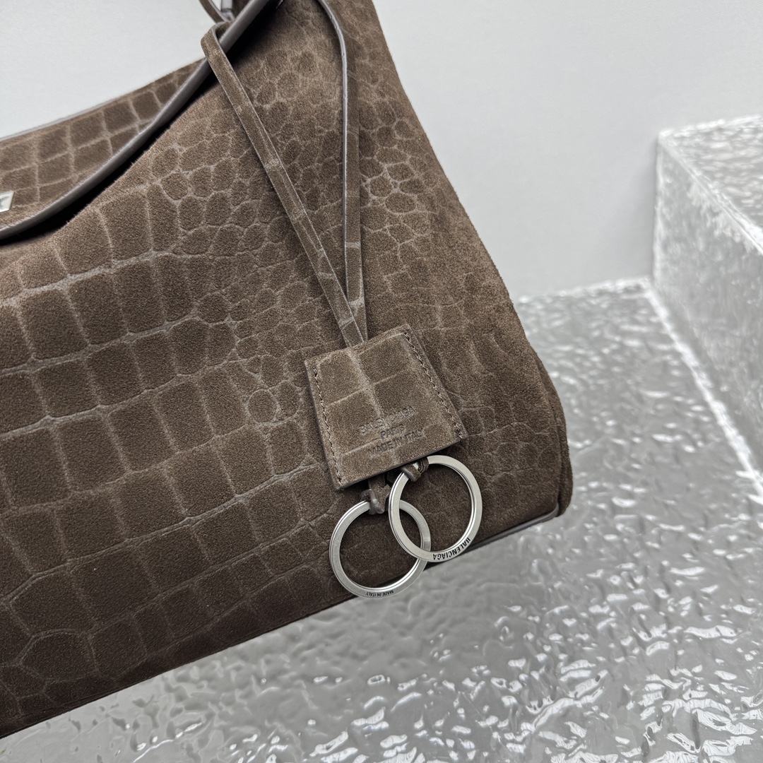 现货‼️‼️｛中号磨砂鳄鱼纹棕色｝

𝐁𝐀𝐋𝐄𝐍𝐂𝐈𝐀𝐆➰𝐑𝐎𝐃𝐄𝐎 鳄鱼纹手袋
秋冬新款系列包包🍂好炸裂的高级感，一眼就被这只巴黎世家rodeo麂皮鳄鱼纹包包狠狠拿捏 秋冬的颜色加上质感满满的麂皮材质，搭配简约金属扣，随性又不失精致，大容量设计超适合通勤或出游，背上去像把“高级感”焊在身上～

款号：92866
中号尺寸：底长35x高23x宽11cm  p1680
