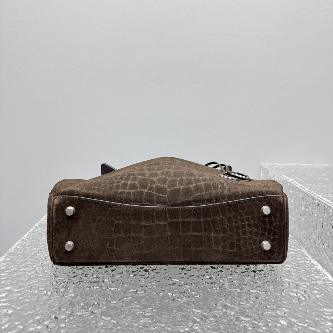 现货‼️‼️｛中号磨砂鳄鱼纹棕色｝

𝐁𝐀𝐋𝐄𝐍𝐂𝐈𝐀𝐆➰𝐑𝐎𝐃𝐄𝐎 鳄鱼纹手袋
秋冬新款系列包包🍂好炸裂的高级感，一眼就被这只巴黎世家rodeo麂皮鳄鱼纹包包狠狠拿捏 秋冬的颜色加上质感满满的麂皮材质，搭配简约金属扣，随性又不失精致，大容量设计超适合通勤或出游，背上去像把“高级感”焊在身上～

款号：92866
中号尺寸：底长35x高23x宽11cm  p1680
