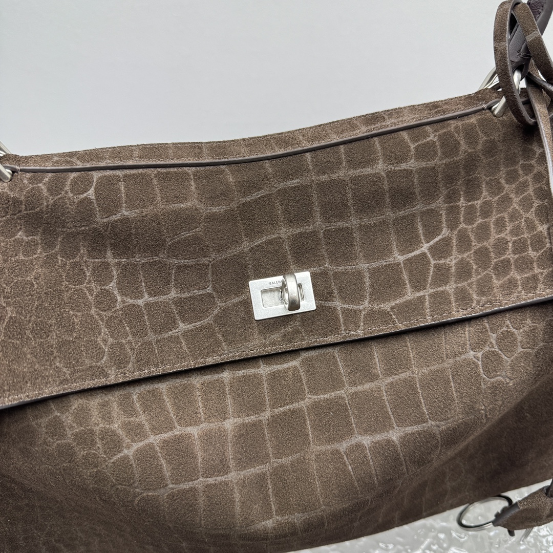 现货‼️‼️｛中号磨砂鳄鱼纹棕色｝

𝐁𝐀𝐋𝐄𝐍𝐂𝐈𝐀𝐆➰𝐑𝐎𝐃𝐄𝐎 鳄鱼纹手袋
秋冬新款系列包包🍂好炸裂的高级感，一眼就被这只巴黎世家rodeo麂皮鳄鱼纹包包狠狠拿捏 秋冬的颜色加上质感满满的麂皮材质，搭配简约金属扣，随性又不失精致，大容量设计超适合通勤或出游，背上去像把“高级感”焊在身上～

款号：92866
中号尺寸：底长35x高23x宽11cm  p1680
