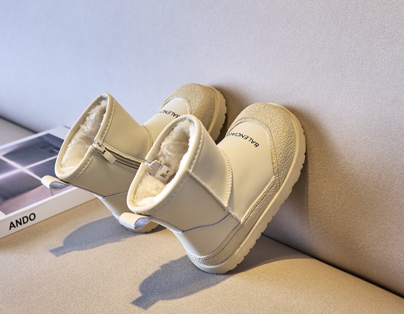 图片[4]-💝BALENCIAGA 雪地靴拉链款童鞋！💘💲 🚗BALENCIAGA冬季新款时尚加绒保暖棉靴最火爆的网红款儿童雪地靴🛵 🔥巴黎世家欧洲站平底男女童百搭个性潮流厚底防滑炸街童鞋丑萌防雨淋棉鞋💥 🍎官网潮牌韩版最新款防滑增高底透气休闲经典款亲子潮鞋轻便大头防踢脚童鞋🎈 🍒颜色： 黑色，白色 尺码：26-37码-选品中心