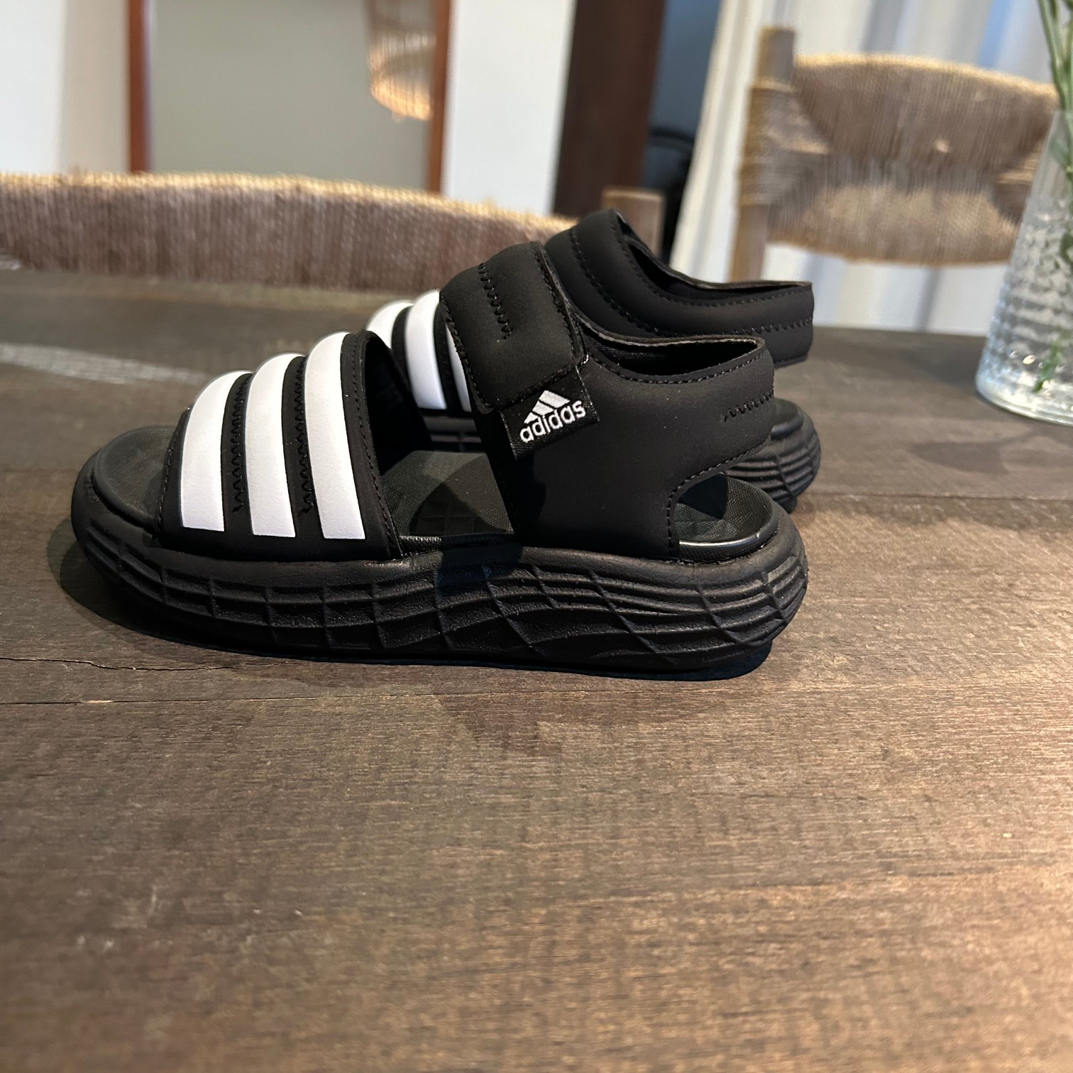 图片[4]-特价不退不换💝ADIDAS DURAMO SANDAQA 🎈💲 🚗ADIDAS三叶草露趾魔术贴透气休闲童鞋凉鞋🛵 🍎阿迪达斯官网最新款户外小众夏款凉鞋沙滩鞋💘 💖夏季韩版防滑软底透气休闲超轻便沙滩鞋潮鞋童鞋 ❤️ 🍒 颜色： 白，黑 尺码：26-37码-选品中心