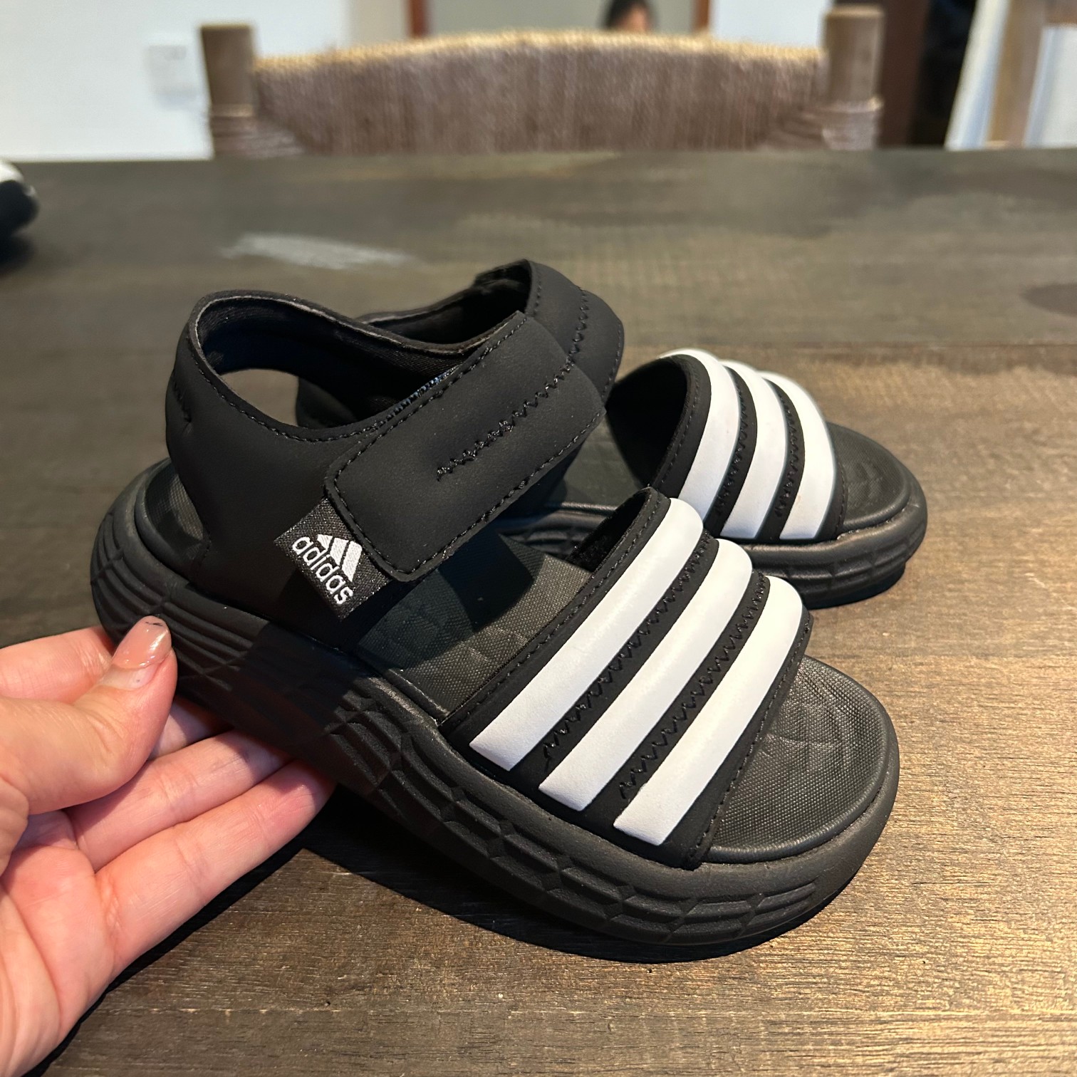 图片[5]-特价不退不换💝ADIDAS DURAMO SANDAQA 🎈💲 🚗ADIDAS三叶草露趾魔术贴透气休闲童鞋凉鞋🛵 🍎阿迪达斯官网最新款户外小众夏款凉鞋沙滩鞋💘 💖夏季韩版防滑软底透气休闲超轻便沙滩鞋潮鞋童鞋 ❤️ 🍒 颜色： 白，黑 尺码：26-37码-选品中心