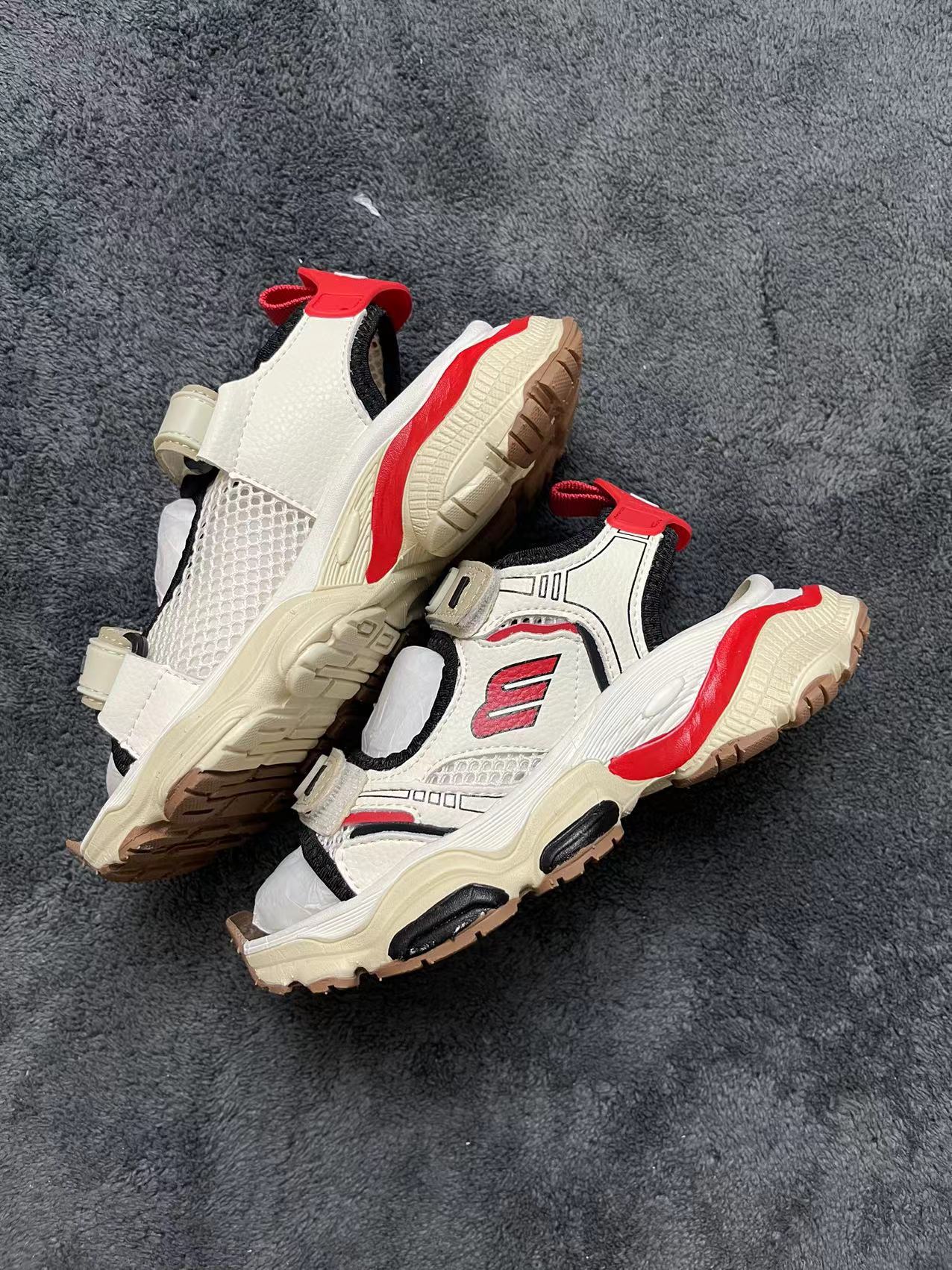 图片[3]-特价福利不退不换💘BALENCIAGA 10XL字母凉鞋 🚗BALENCIAGA 新款10XL字母凉鞋最新最火爆的网红款儿童防前后踢凉鞋网鞋🛵 🎈巴黎世家欧洲站走秀款双色底魔术贴男女童百搭跑步鞋炸街沙滩鞋涉水鞋🍒 🍒官网潮牌韩版最新款防滑底透气休闲经典夏季款亲子潮鞋户外轻便童鞋🎈 🍒颜色： 黑，红 尺码：26-37码-选品中心