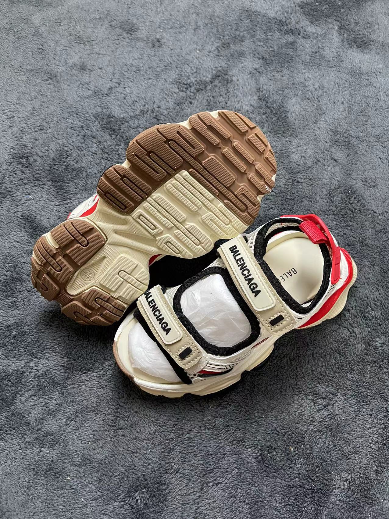 图片[6]-特价福利不退不换💘BALENCIAGA 10XL字母凉鞋 🚗BALENCIAGA 新款10XL字母凉鞋最新最火爆的网红款儿童防前后踢凉鞋网鞋🛵 🎈巴黎世家欧洲站走秀款双色底魔术贴男女童百搭跑步鞋炸街沙滩鞋涉水鞋🍒 🍒官网潮牌韩版最新款防滑底透气休闲经典夏季款亲子潮鞋户外轻便童鞋🎈 🍒颜色： 黑，红 尺码：26-37码-选品中心