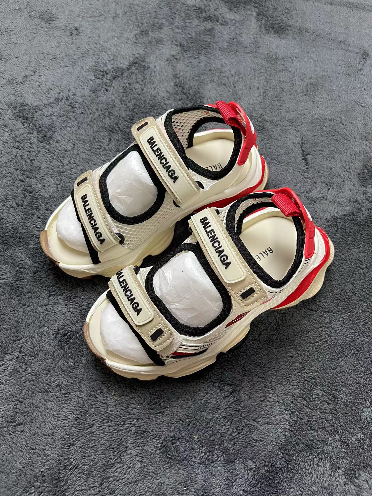 图片[5]-特价福利不退不换💘BALENCIAGA 10XL字母凉鞋 🚗BALENCIAGA 新款10XL字母凉鞋最新最火爆的网红款儿童防前后踢凉鞋网鞋🛵 🎈巴黎世家欧洲站走秀款双色底魔术贴男女童百搭跑步鞋炸街沙滩鞋涉水鞋🍒 🍒官网潮牌韩版最新款防滑底透气休闲经典夏季款亲子潮鞋户外轻便童鞋🎈 🍒颜色： 黑，红 尺码：26-37码-选品中心