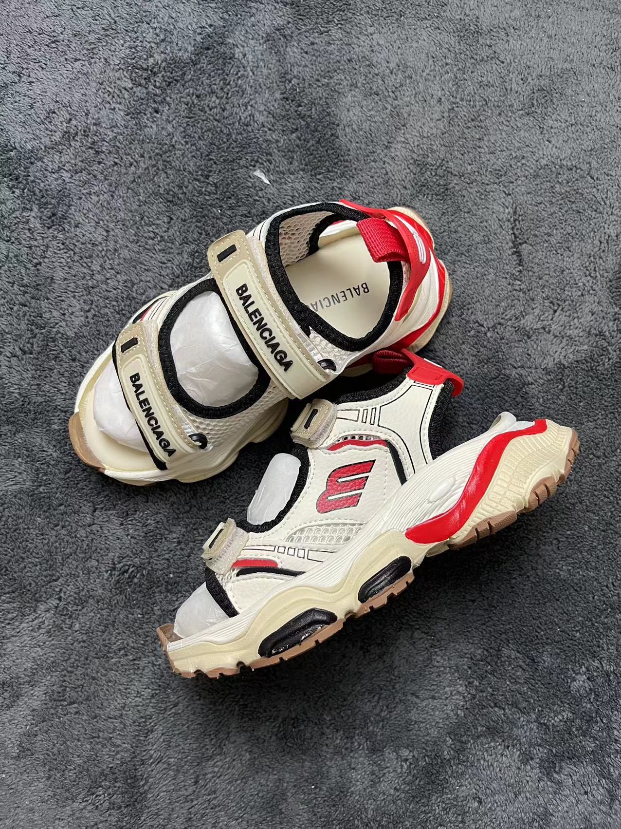 图片[4]-特价福利不退不换💘BALENCIAGA 10XL字母凉鞋 🚗BALENCIAGA 新款10XL字母凉鞋最新最火爆的网红款儿童防前后踢凉鞋网鞋🛵 🎈巴黎世家欧洲站走秀款双色底魔术贴男女童百搭跑步鞋炸街沙滩鞋涉水鞋🍒 🍒官网潮牌韩版最新款防滑底透气休闲经典夏季款亲子潮鞋户外轻便童鞋🎈 🍒颜色： 黑，红 尺码：26-37码-选品中心