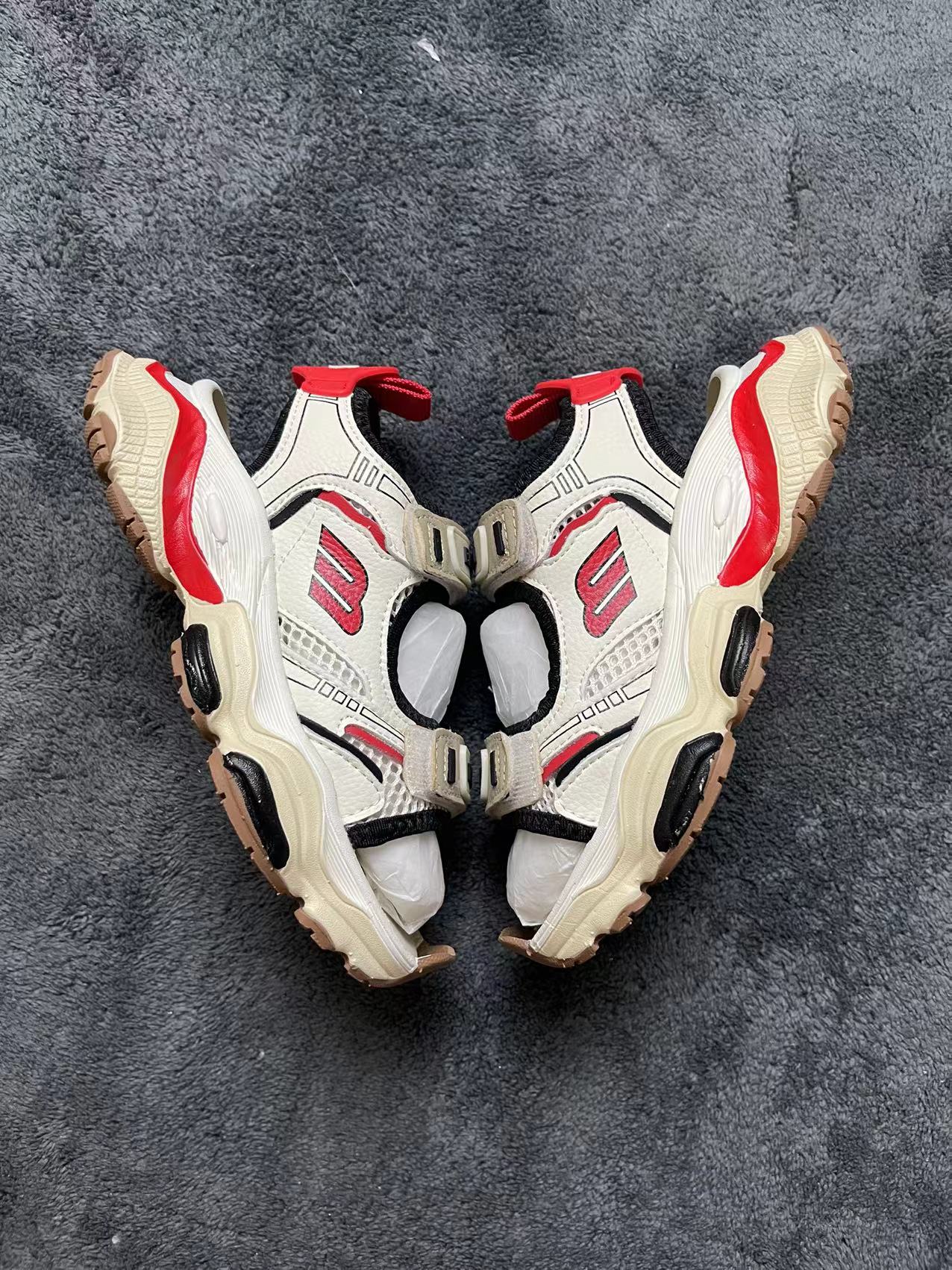 图片[2]-特价福利不退不换💘BALENCIAGA 10XL字母凉鞋 🚗BALENCIAGA 新款10XL字母凉鞋最新最火爆的网红款儿童防前后踢凉鞋网鞋🛵 🎈巴黎世家欧洲站走秀款双色底魔术贴男女童百搭跑步鞋炸街沙滩鞋涉水鞋🍒 🍒官网潮牌韩版最新款防滑底透气休闲经典夏季款亲子潮鞋户外轻便童鞋🎈 🍒颜色： 黑，红 尺码：26-37码-选品中心