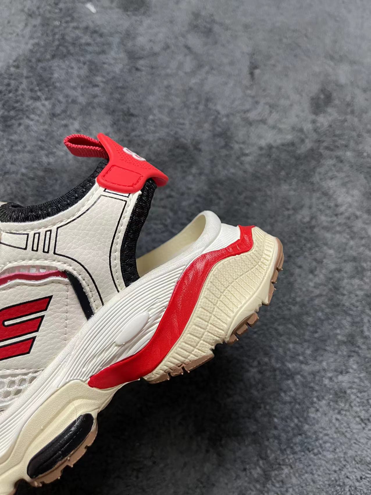 图片[8]-特价福利不退不换💘BALENCIAGA 10XL字母凉鞋 🚗BALENCIAGA 新款10XL字母凉鞋最新最火爆的网红款儿童防前后踢凉鞋网鞋🛵 🎈巴黎世家欧洲站走秀款双色底魔术贴男女童百搭跑步鞋炸街沙滩鞋涉水鞋🍒 🍒官网潮牌韩版最新款防滑底透气休闲经典夏季款亲子潮鞋户外轻便童鞋🎈 🍒颜色： 黑，红 尺码：26-37码-选品中心