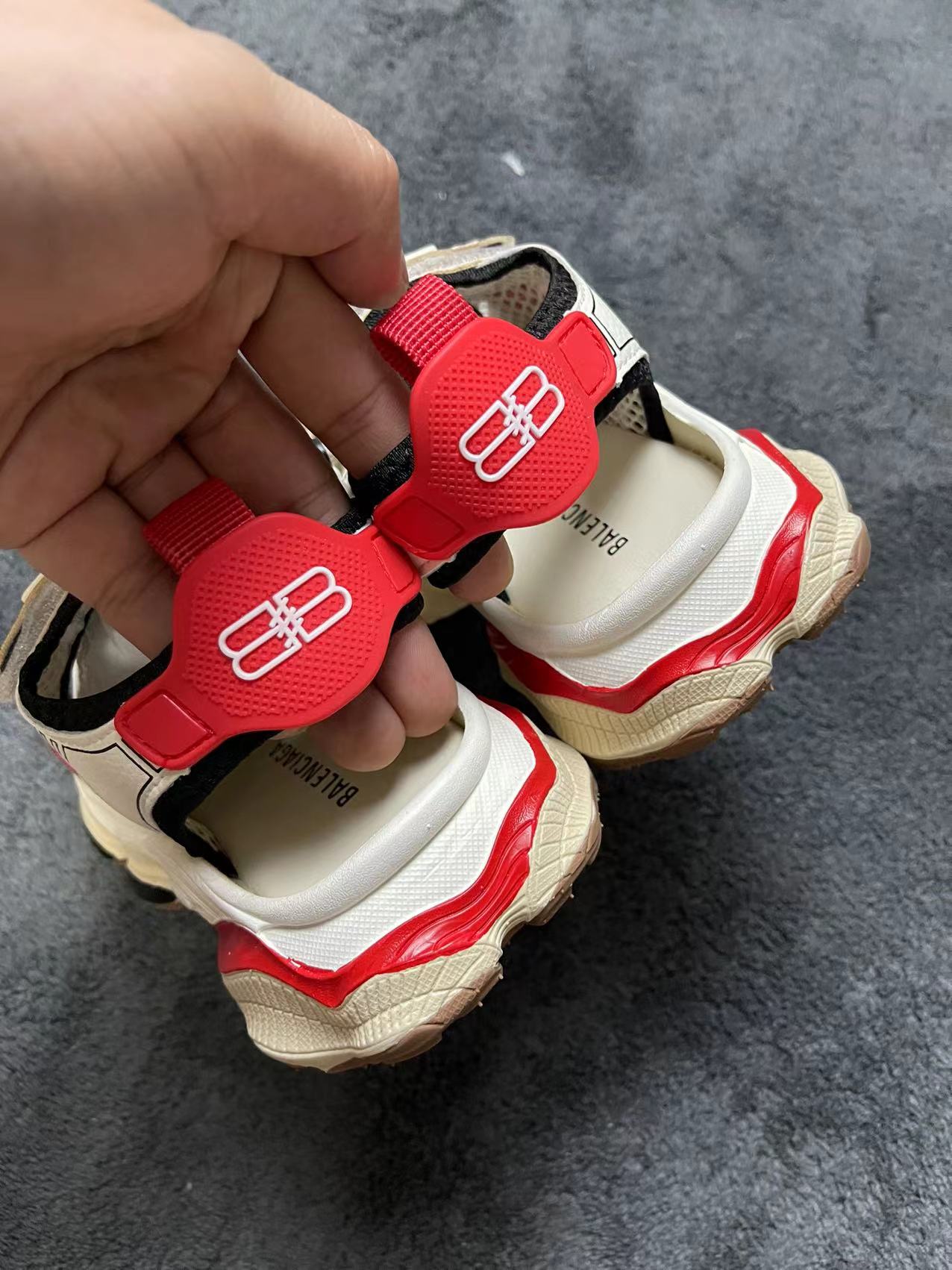 图片[9]-特价福利不退不换💘BALENCIAGA 10XL字母凉鞋 🚗BALENCIAGA 新款10XL字母凉鞋最新最火爆的网红款儿童防前后踢凉鞋网鞋🛵 🎈巴黎世家欧洲站走秀款双色底魔术贴男女童百搭跑步鞋炸街沙滩鞋涉水鞋🍒 🍒官网潮牌韩版最新款防滑底透气休闲经典夏季款亲子潮鞋户外轻便童鞋🎈 🍒颜色： 黑，红 尺码：26-37码-选品中心