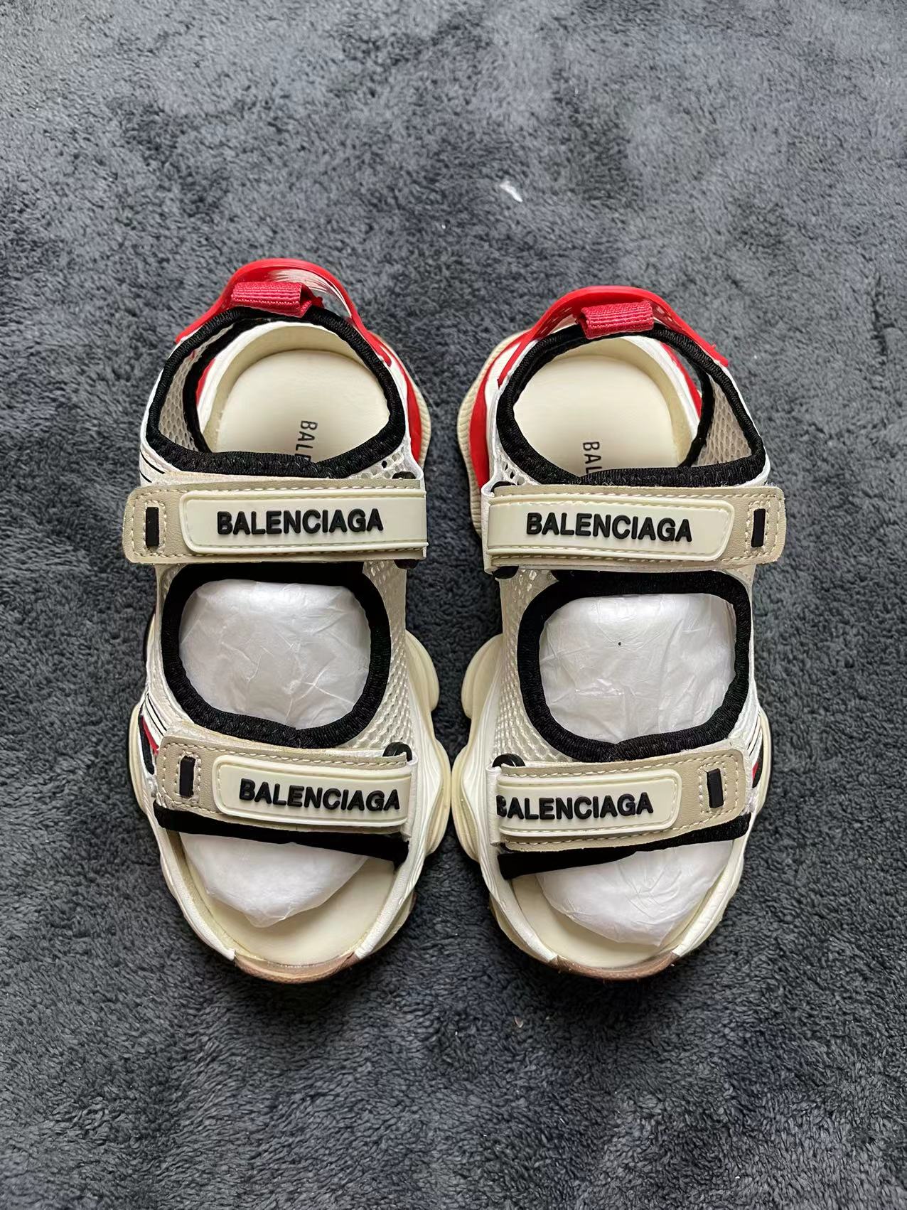 图片[7]-特价福利不退不换💘BALENCIAGA 10XL字母凉鞋 🚗BALENCIAGA 新款10XL字母凉鞋最新最火爆的网红款儿童防前后踢凉鞋网鞋🛵 🎈巴黎世家欧洲站走秀款双色底魔术贴男女童百搭跑步鞋炸街沙滩鞋涉水鞋🍒 🍒官网潮牌韩版最新款防滑底透气休闲经典夏季款亲子潮鞋户外轻便童鞋🎈 🍒颜色： 黑，红 尺码：26-37码-选品中心