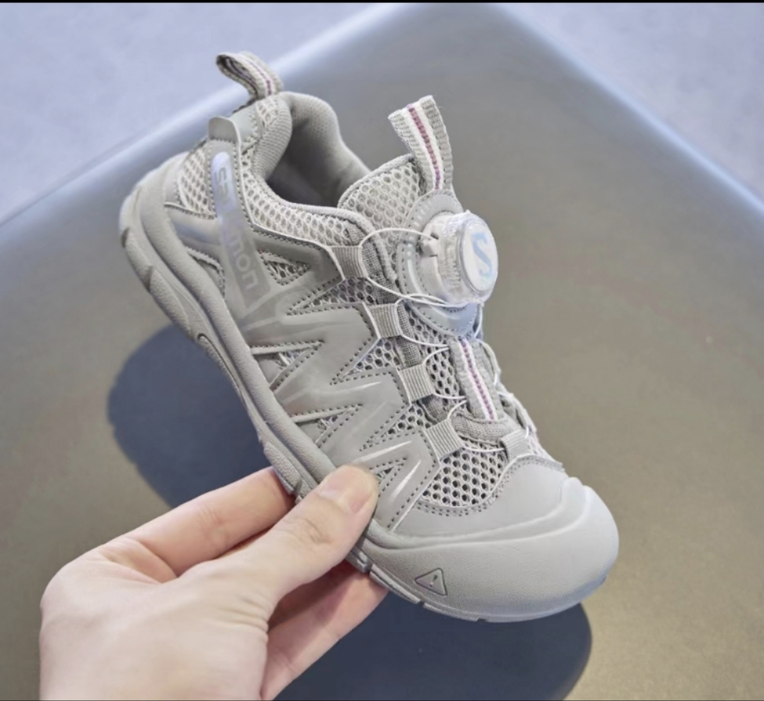 💖萨络蒙3D系列科恩联名款包头溯溪鞋！！！💝💲 🚗纯原萨络蒙 XA Pro 3D系列科恩联名款旋转纽扣儿童休闲越野机能运动跑步鞋🛵 ❤️SALOMON欧洲站最火爆的网红款软底溯溪鞋户外徒步鞋男女童百搭跑步鞋童鞋🎈 🍒官网潮牌韩版最新款减震防滑耐磨底透气休闲经典四季款潮鞋防踢登山鞋❤️ 🍒颜色：绿色，黑色，粉色，灰色 尺码：26-37码-选品中心
