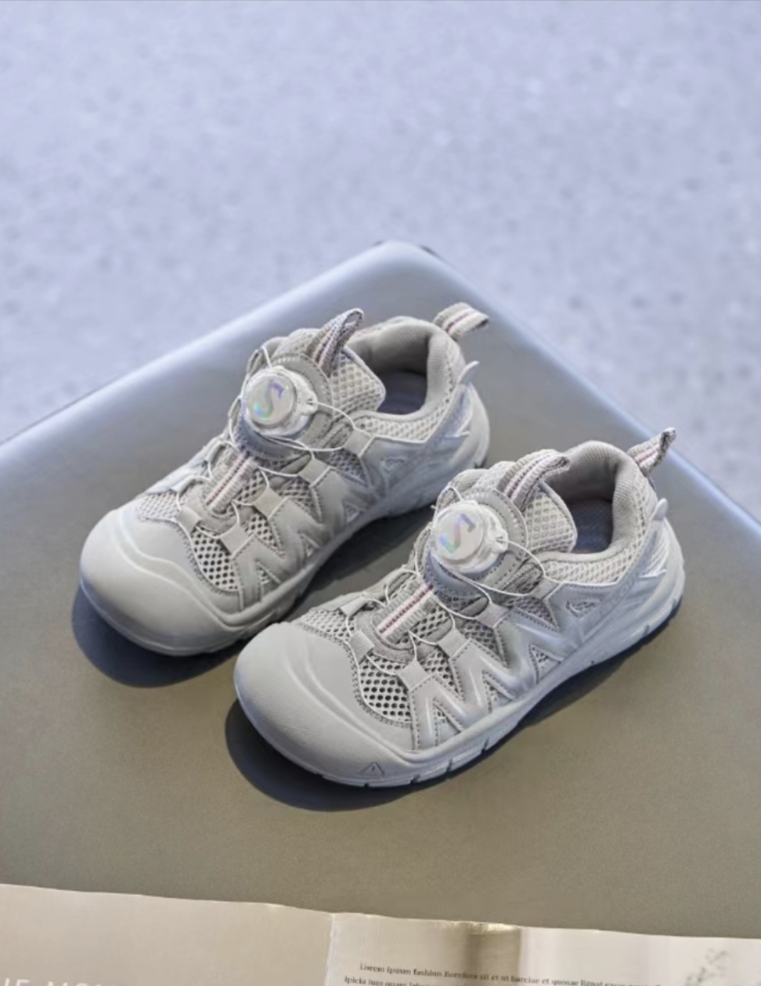 图片[3]-💖萨络蒙3D系列科恩联名款包头溯溪鞋！！！💝💲 🚗纯原萨络蒙 XA Pro 3D系列科恩联名款旋转纽扣儿童休闲越野机能运动跑步鞋🛵 ❤️SALOMON欧洲站最火爆的网红款软底溯溪鞋户外徒步鞋男女童百搭跑步鞋童鞋🎈 🍒官网潮牌韩版最新款减震防滑耐磨底透气休闲经典四季款潮鞋防踢登山鞋❤️ 🍒颜色：绿色，黑色，粉色，灰色 尺码：26-37码-选品中心