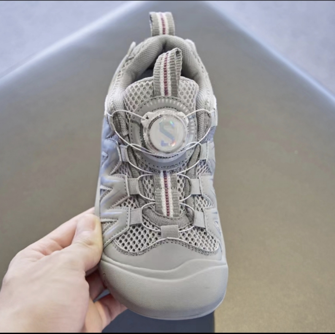 图片[4]-💖萨络蒙3D系列科恩联名款包头溯溪鞋！！！💝💲 🚗纯原萨络蒙 XA Pro 3D系列科恩联名款旋转纽扣儿童休闲越野机能运动跑步鞋🛵 ❤️SALOMON欧洲站最火爆的网红款软底溯溪鞋户外徒步鞋男女童百搭跑步鞋童鞋🎈 🍒官网潮牌韩版最新款减震防滑耐磨底透气休闲经典四季款潮鞋防踢登山鞋❤️ 🍒颜色：绿色，黑色，粉色，灰色 尺码：26-37码-选品中心
