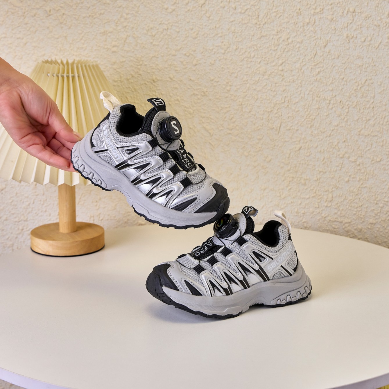 🍒🍒萨络蒙3D+系列旋转纽扣童鞋！！！💰💲130
🚘纯原萨络蒙 XA Pro 3D系列旋转纽扣网红款儿童休闲越野机能运动跑步鞋🛵
💖SALOMON欧洲站最火爆的走秀款厚底老爹鞋户外徒步鞋男女童百搭跑步鞋童鞋🎈
💝官网潮牌韩版最新款减震防滑耐磨底透气休闲经典四季款潮鞋复古风童鞋🎉
🍒颜色：黑灰色，沙场灰色  
尺码：26-37码