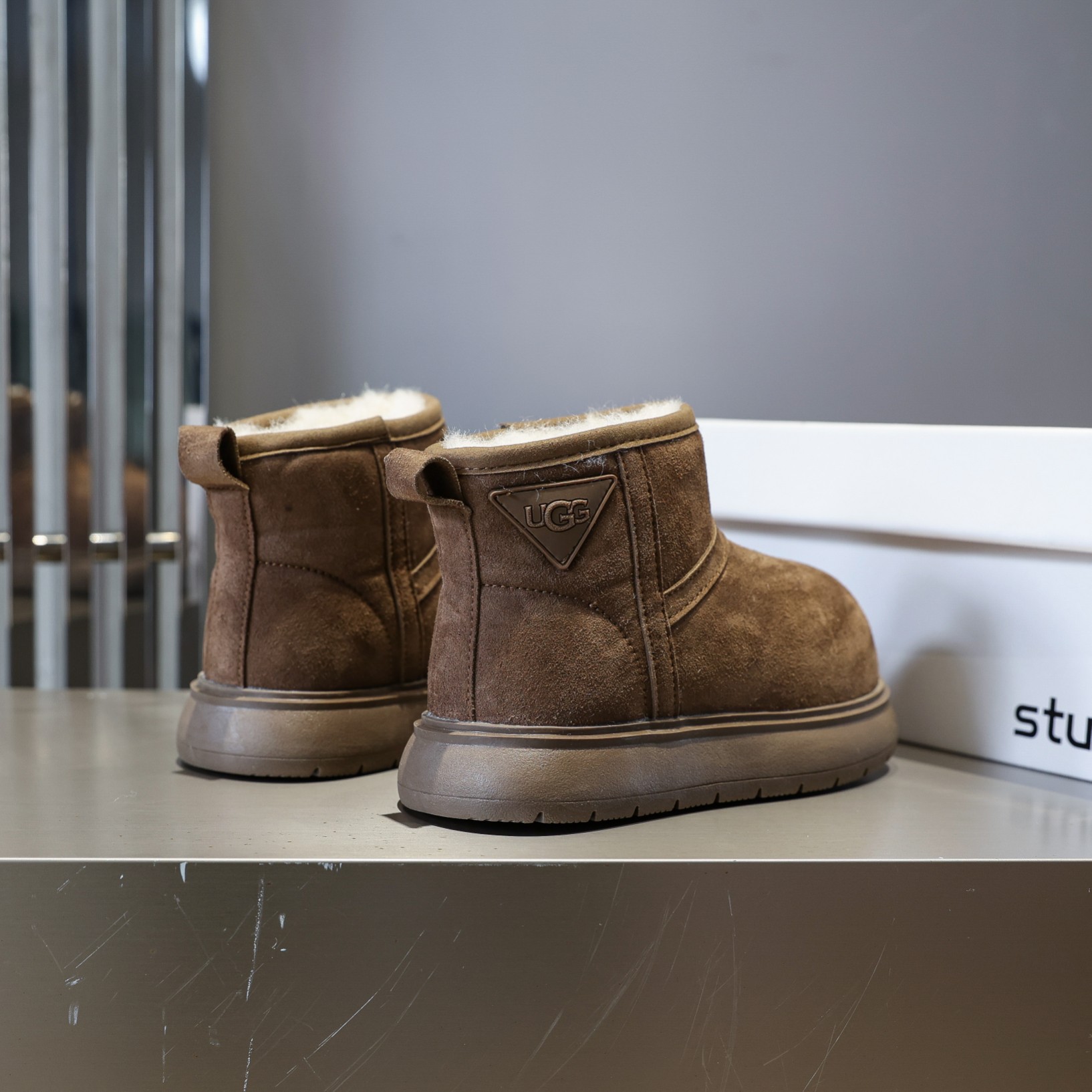 图片[6]-💖UGG卡皮巴拉小黄豚雪地靴💘💲 🚗卡皮巴拉小黄豚丑萌真皮大头冬季户外新款防寒靴真皮加绒潮流棉鞋雪地靴🛵 💘UGG 2024爆版周冬雨同款儿童雪地靴短筒防滑保暖厚底一脚蹬童鞋亲子鞋💝 🍒材料：牛皮+内里混纺羊毛+TPR防滑底 实际脚长加0.5-1CM后选内长（注意：本身偏大一码） 🔥颜色：栗色+巧克力色 号码：26-37-选品中心
