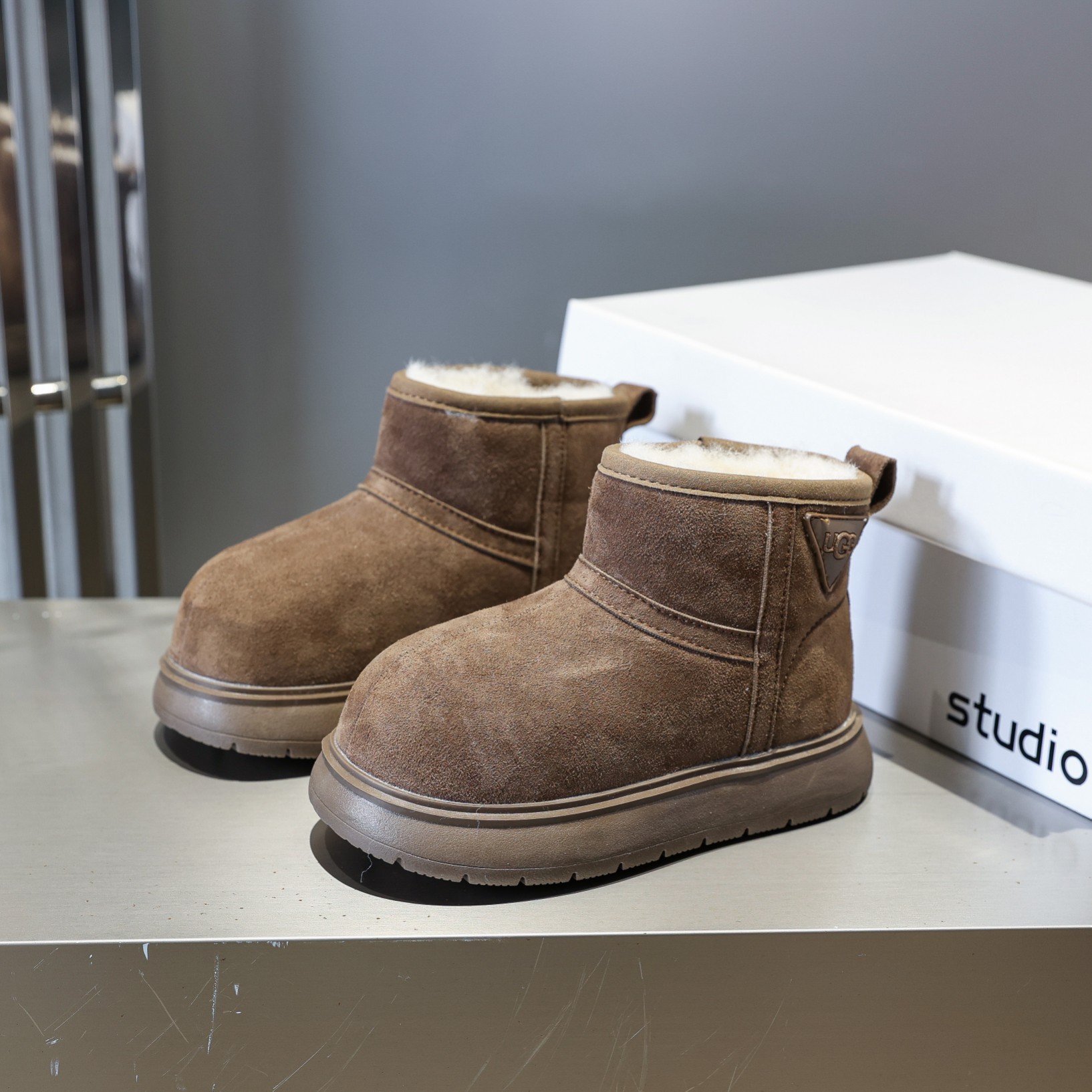 图片[3]-💖UGG卡皮巴拉小黄豚雪地靴💘💲 🚗卡皮巴拉小黄豚丑萌真皮大头冬季户外新款防寒靴真皮加绒潮流棉鞋雪地靴🛵 💘UGG 2024爆版周冬雨同款儿童雪地靴短筒防滑保暖厚底一脚蹬童鞋亲子鞋💝 🍒材料：牛皮+内里混纺羊毛+TPR防滑底 实际脚长加0.5-1CM后选内长（注意：本身偏大一码） 🔥颜色：栗色+巧克力色 号码：26-37-选品中心