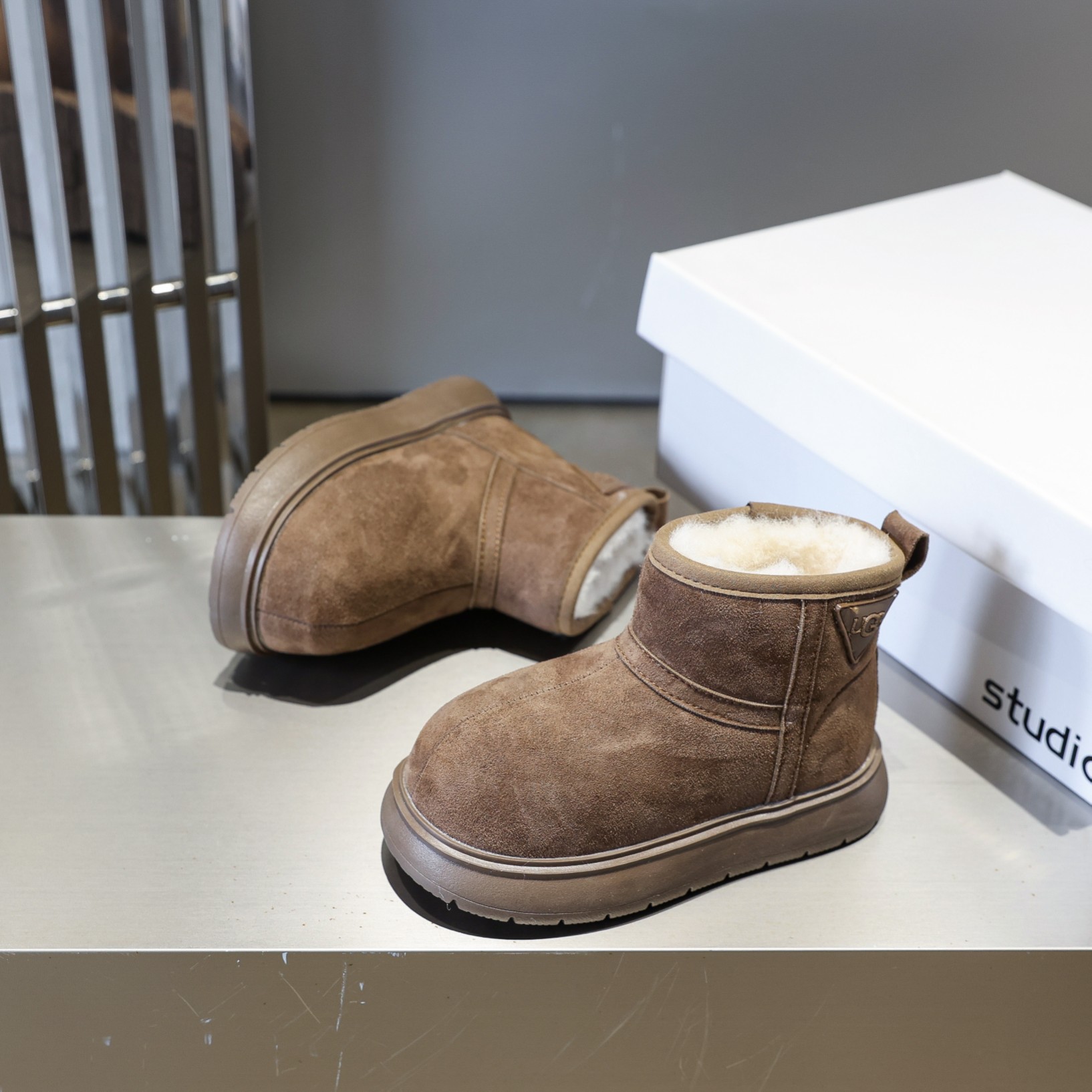 图片[4]-💖UGG卡皮巴拉小黄豚雪地靴💘💲 🚗卡皮巴拉小黄豚丑萌真皮大头冬季户外新款防寒靴真皮加绒潮流棉鞋雪地靴🛵 💘UGG 2024爆版周冬雨同款儿童雪地靴短筒防滑保暖厚底一脚蹬童鞋亲子鞋💝 🍒材料：牛皮+内里混纺羊毛+TPR防滑底 实际脚长加0.5-1CM后选内长（注意：本身偏大一码） 🔥颜色：栗色+巧克力色 号码：26-37-选品中心