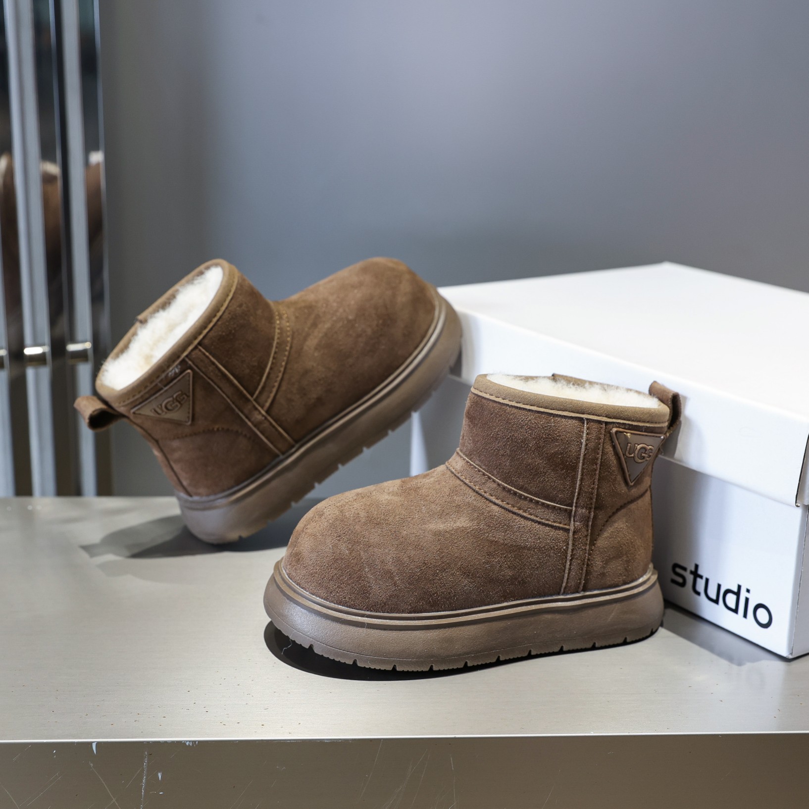 图片[5]-💖UGG卡皮巴拉小黄豚雪地靴💘💲 🚗卡皮巴拉小黄豚丑萌真皮大头冬季户外新款防寒靴真皮加绒潮流棉鞋雪地靴🛵 💘UGG 2024爆版周冬雨同款儿童雪地靴短筒防滑保暖厚底一脚蹬童鞋亲子鞋💝 🍒材料：牛皮+内里混纺羊毛+TPR防滑底 实际脚长加0.5-1CM后选内长（注意：本身偏大一码） 🔥颜色：栗色+巧克力色 号码：26-37-选品中心