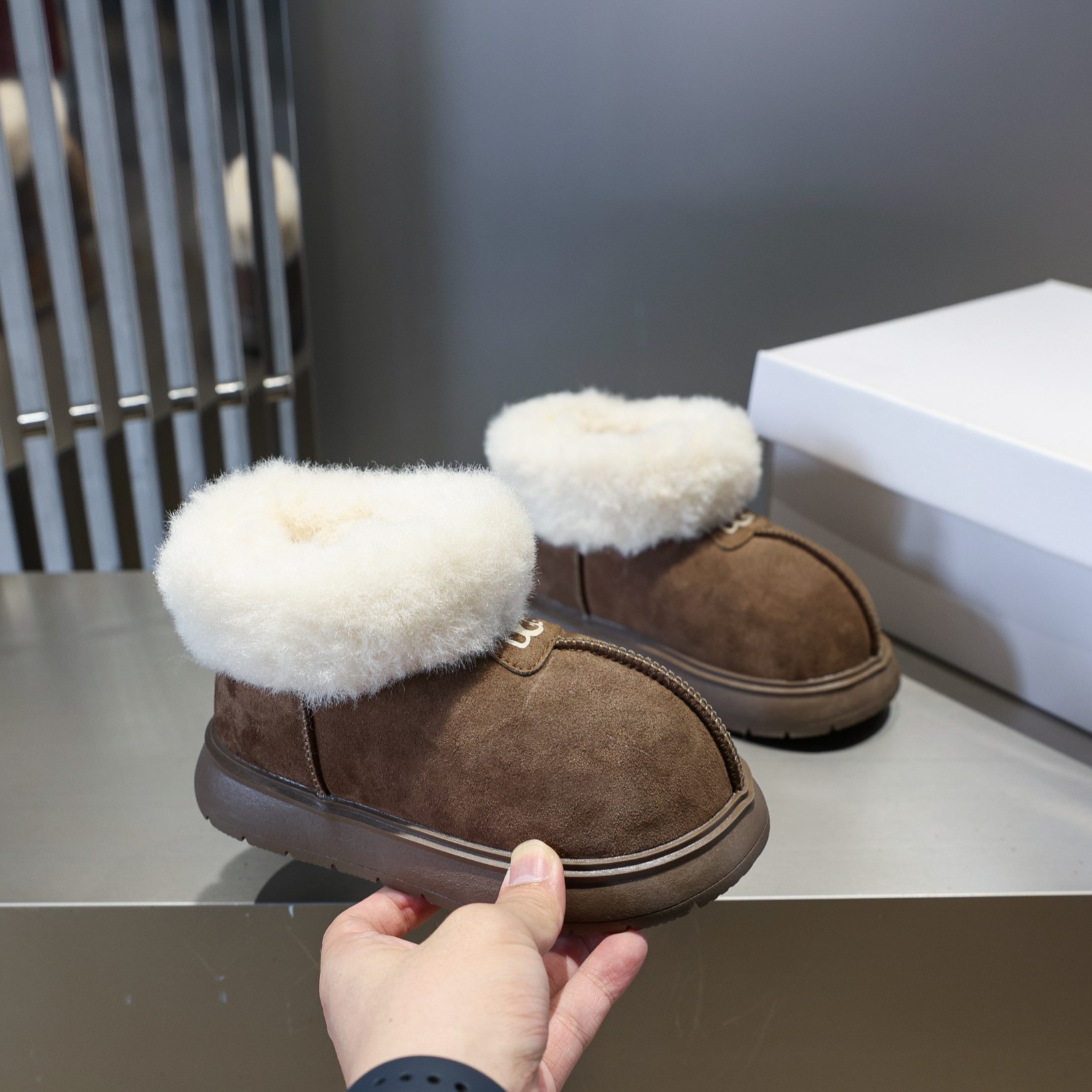 图片[2]-💖UGG卡皮巴拉塔茨特雪地靴💝💲 🚗卡皮巴拉塔茨特丑萌真皮大头冬季户外新款防寒靴真皮加绒潮流棉鞋雪地靴🛵 💘UGG 2024爆版周冬雨同款儿童雪地靴短筒防滑保暖厚底一脚蹬童鞋亲子鞋💝 🍒材料：牛皮+内里混纺羊毛+TPR滑底 实际脚长加0.5-1CM后选内长（注意：本身偏大一码） 🔥颜色：栗色+巧克力色 号码：26-37-选品中心