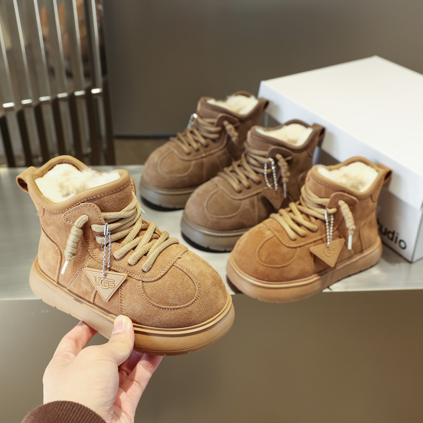 💖UGG卡皮巴拉马里奥雪地靴💝💲 🚗卡皮巴拉马里奥丑萌真皮大头冬季户外新款防寒靴真皮加绒潮流棉鞋雪地靴🛵 💘UGG 2024爆版周冬雨同款儿童雪地靴短筒防滑保暖厚底一脚蹬童鞋亲子鞋💝 🍒材料:牛皮+内里混纺羊毛+TPR滑底 实际脚长加0.5-1CM后选内长(注意:本身偏大一码) 🔥颜色:栗色+巧克力色 号码:26-37-选品中心