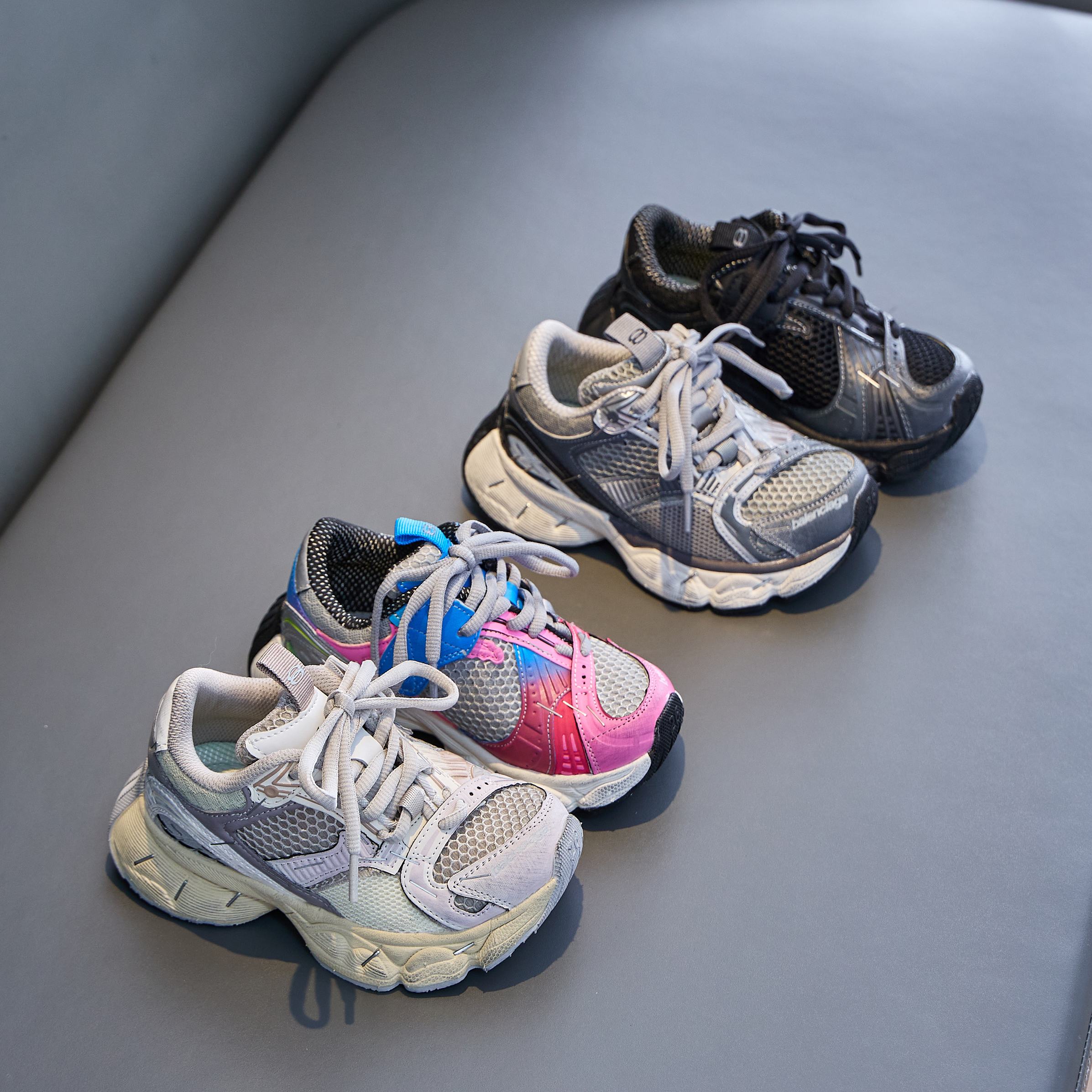 NO:211202,Balenciaga stapler dad shoes used in old children's shoes BALENCIAGA STALER's most popular internet celebrity style lace-up Velcro in the inner side of children's casual retro sneakers Balenciaga European station catwalk thick-soled dad shoes used in old dirty shoes for boys and girls versatile running shoes for street children's shoes official website trendy brand Korean version latest non-slip high-soled breathable casual classic four-season parent-child trendy shoes lightweight children's shoes color gray, black pink, beige size 26-37 sizes Add 0.5-1CM to choose inner length, Balenciaga, balenciaga, sneakers,19860909巴黎世家订书机老爹鞋做旧款童鞋 BALENCIAGA STALER最火爆的网红款系带内侧魔术贴儿童休闲复古风运动鞋 巴黎世家欧洲站走秀款厚底老爹鞋做旧脏脏鞋男女童百搭跑步鞋炸街童鞋 官网潮牌韩版最新款防滑增高底透气休闲经典四季款亲子潮鞋轻便童鞋 颜色 灰色,黑色 粉色,米色 尺码26-37码 实际脚长加0.5-1CM后选内长,巴黎世家,balenciaga,balenciaga,sneakers,,Children's