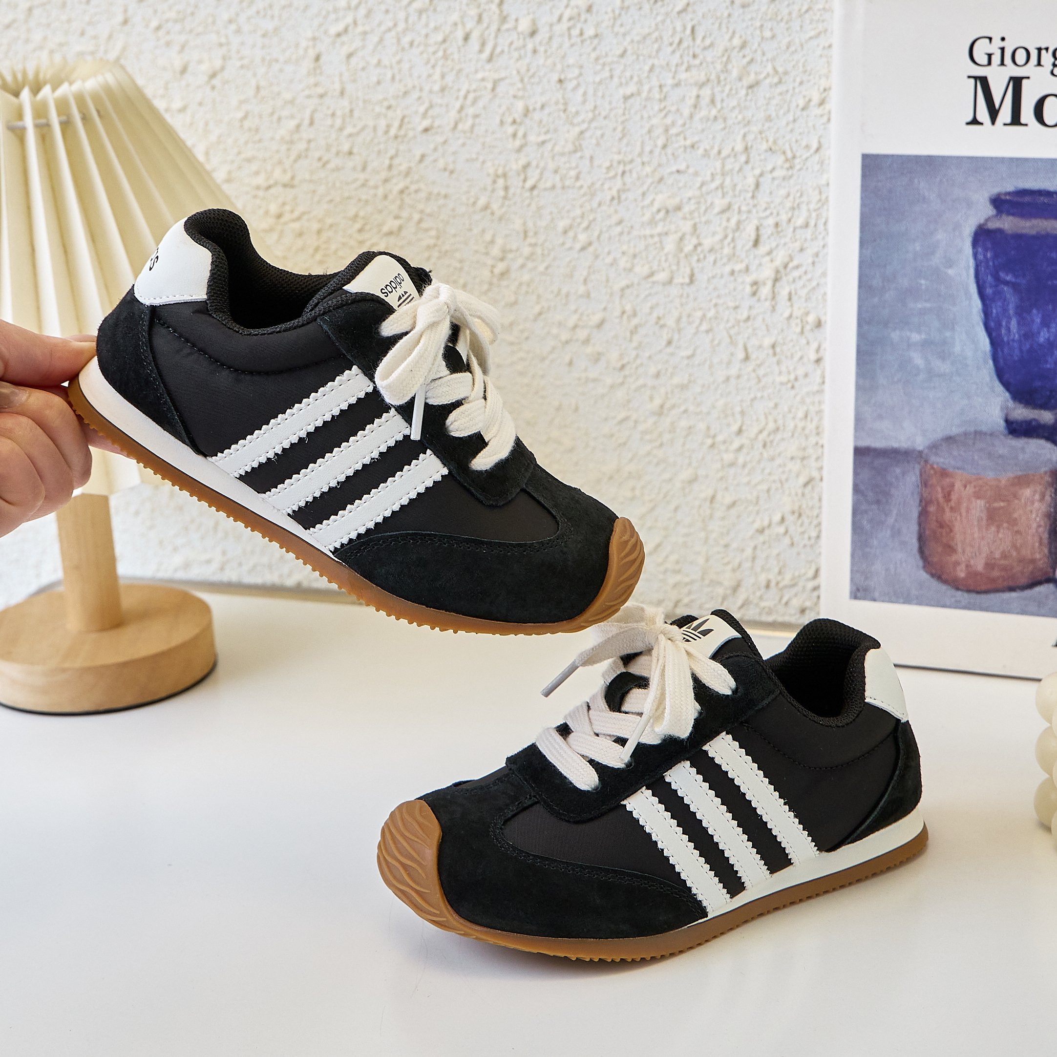 图片[2]-💝阿迪达斯阿甘德训鞋童鞋💘💲 🚗ADIDAS三叶草阿甘德训鞋网红款真皮+雨伞布芭蕾舞拼色儿童休闲运动鞋🛵 🍎明星款欧洲站系带内侧隐形魔术贴歪头鞋男女童百搭跑步鞋户外炸街童鞋💖 💖官网潮牌韩版最新款防滑平底舒适透气休闲经典四季款亲子潮鞋轻便童鞋🔥 🍒颜色6色可选： 黑色,黄色，绿色 红色，粉色，白色 尺码：26-37码 实际脚长加0.5-1CM后选内长-选品中心