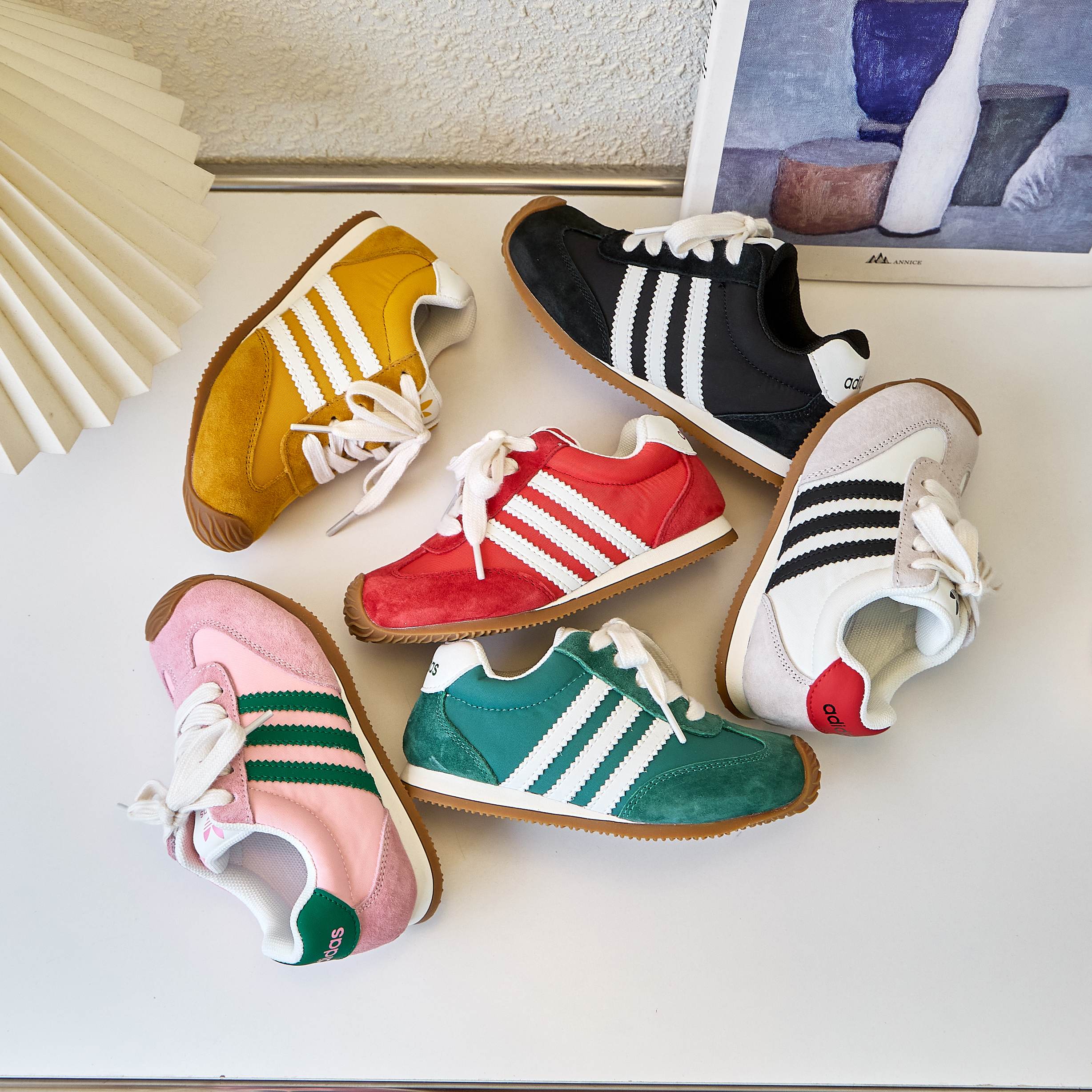 💝阿迪达斯阿甘德训鞋童鞋💘💲 🚗ADIDAS三叶草阿甘德训鞋网红款真皮+雨伞布芭蕾舞拼色儿童休闲运动鞋🛵 🍎明星款欧洲站系带内侧隐形魔术贴歪头鞋男女童百搭跑步鞋户外炸街童鞋💖 💖官网潮牌韩版最新款防滑平底舒适透气休闲经典四季款亲子潮鞋轻便童鞋🔥 🍒颜色6色可选: 黑色,黄色,绿色 红色,粉色,白色 尺码:26-37码 实际脚长加0.5-1CM后选内长-选品中心