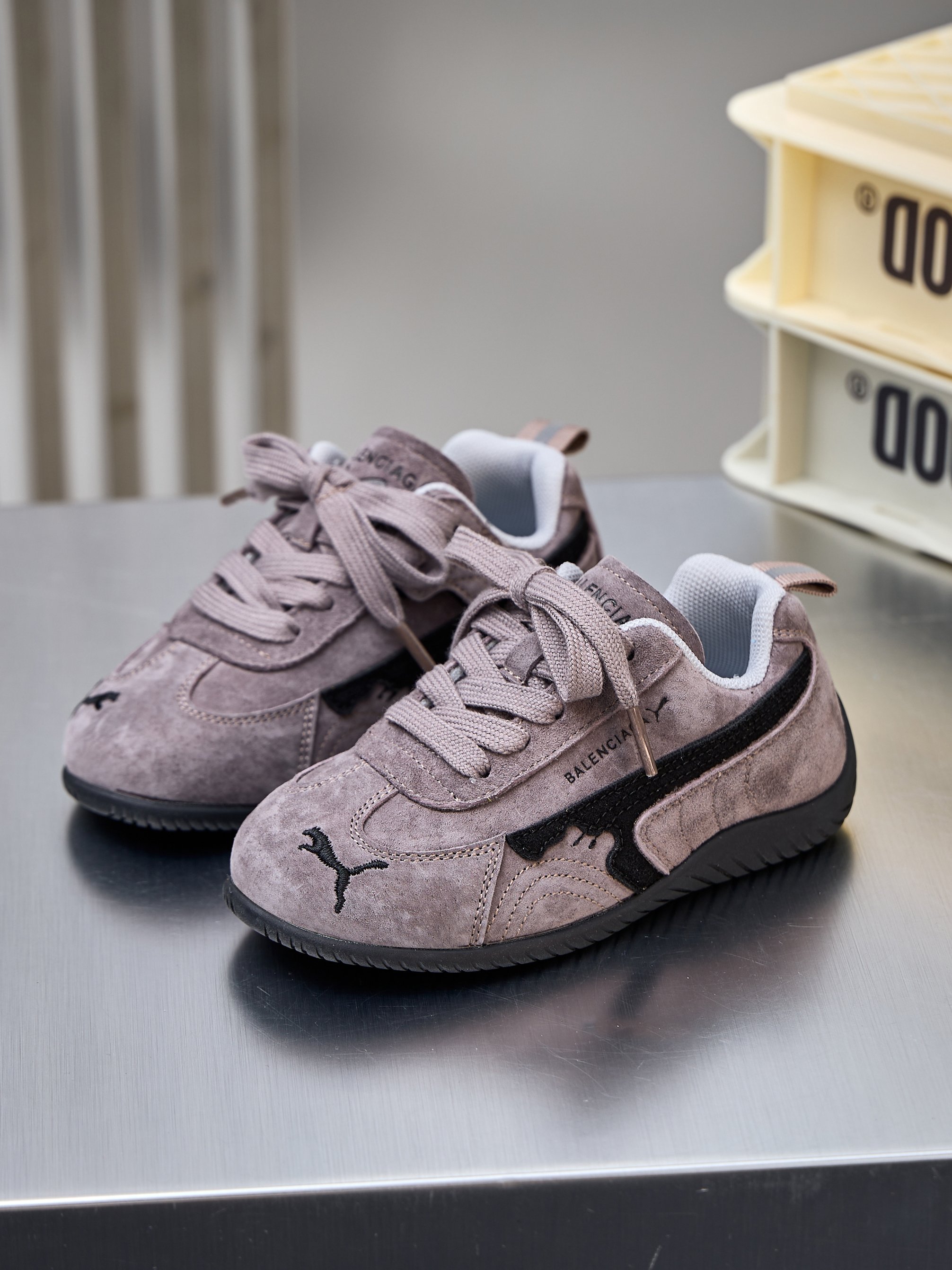 💝巴黎世家/彪马联名款童鞋💘💰💲
🚗BALENCIAGA/PUMA 联名款百搭透气德训鞋SPEEDCAT BALENCIAGA绒面运动鞋🛵
🍎巴黎世家彪马联名流浪汉童款赛车鞋内侧魔术贴男女童真皮拼色炸街童鞋💖
🔥官网潮牌韩版最新款防滑底透气休闲经典四季款亲子潮鞋户外跑步鞋🎈
🍒颜色：
灰色，黑色，黄色      
尺码：26-37码

实际脚长加0.5-1CM后选内长