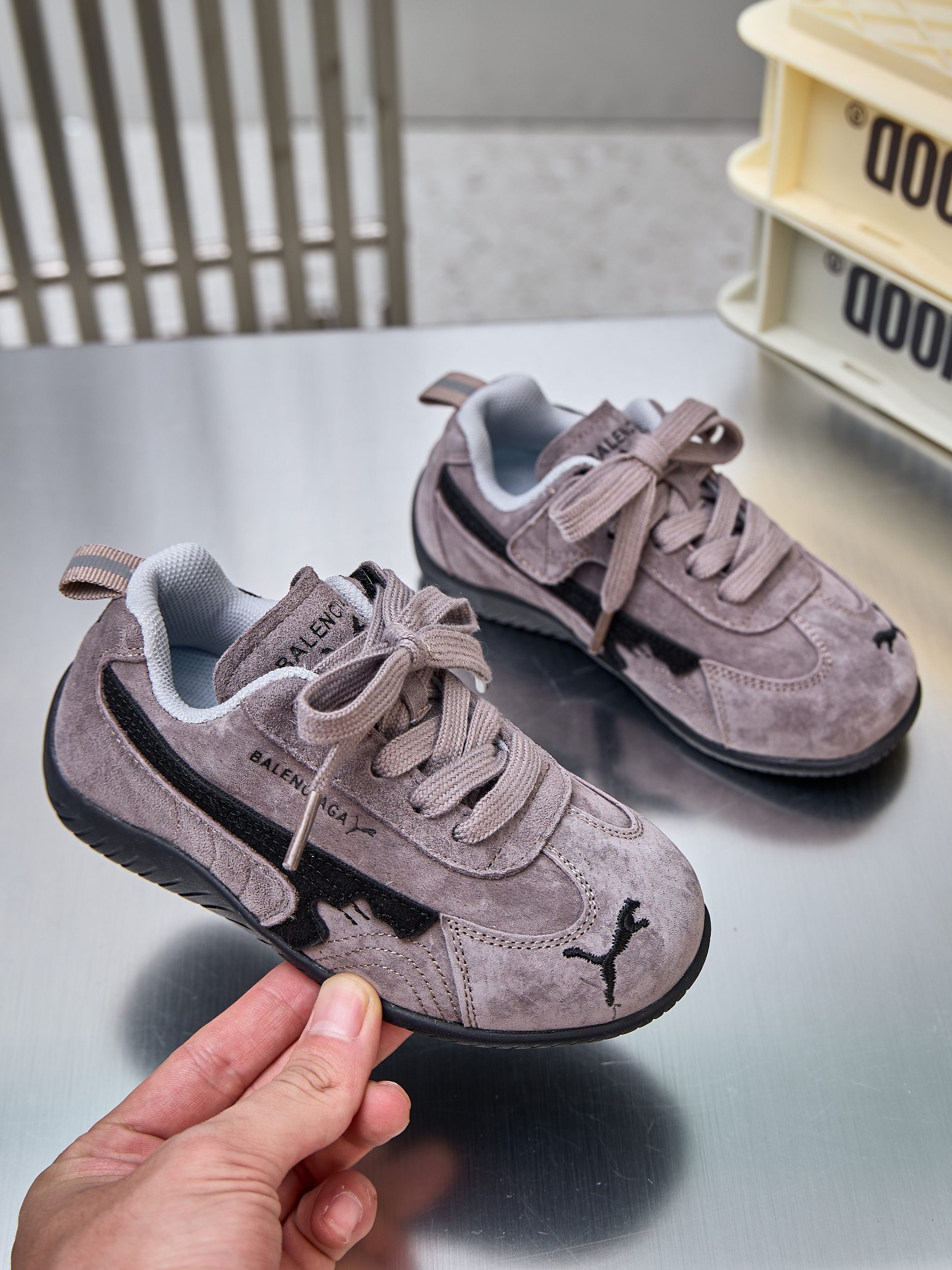 💝巴黎世家/彪马联名款童鞋💘💰💲
🚗BALENCIAGA/PUMA 联名款百搭透气德训鞋SPEEDCAT BALENCIAGA绒面运动鞋🛵
🍎巴黎世家彪马联名流浪汉童款赛车鞋内侧魔术贴男女童真皮拼色炸街童鞋💖
🔥官网潮牌韩版最新款防滑底透气休闲经典四季款亲子潮鞋户外跑步鞋🎈
🍒颜色：
灰色，黑色，黄色      
尺码：26-37码

实际脚长加0.5-1CM后选内长