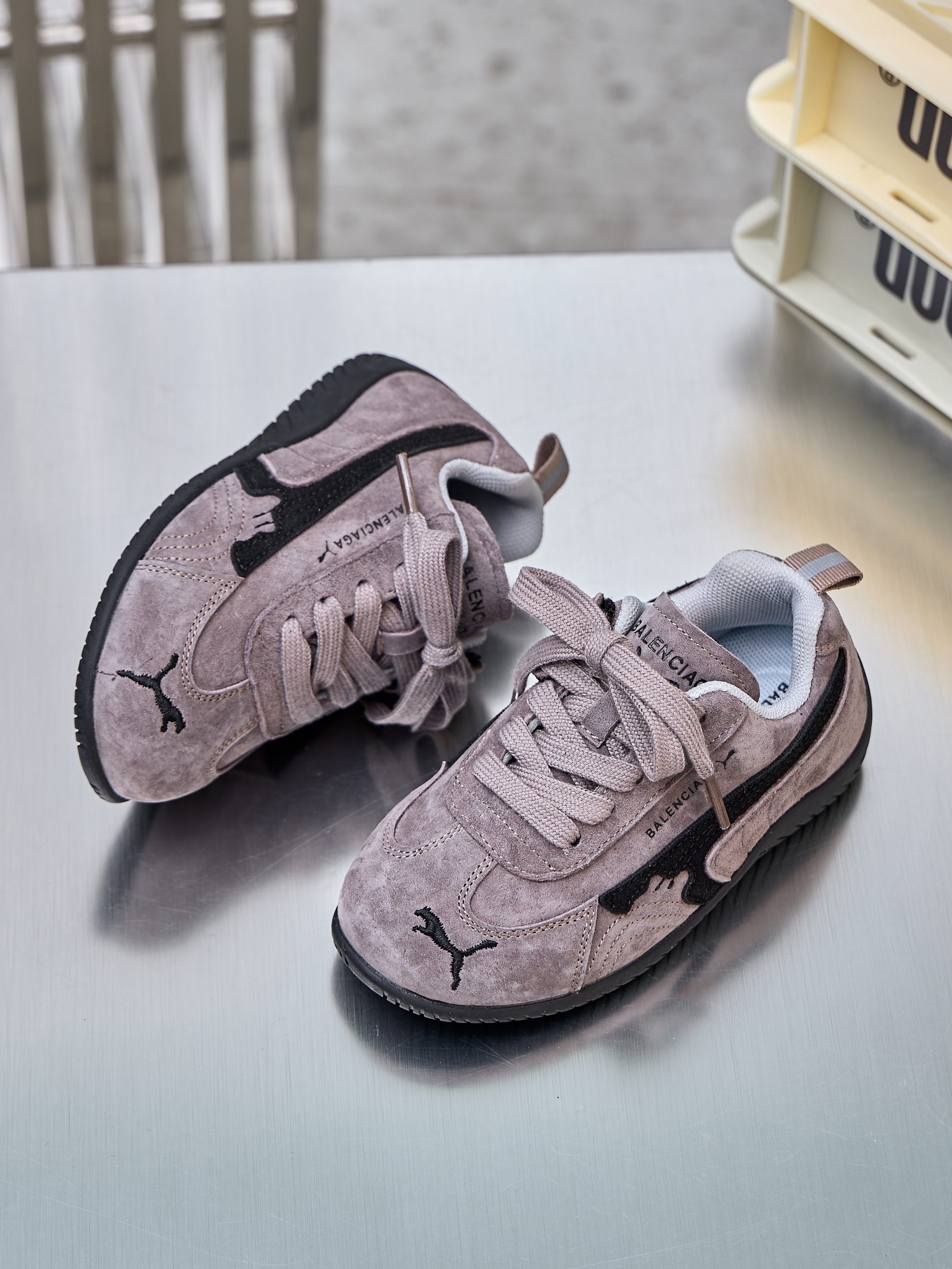 💝巴黎世家/彪马联名款童鞋💘💰💲
🚗BALENCIAGA/PUMA 联名款百搭透气德训鞋SPEEDCAT BALENCIAGA绒面运动鞋🛵
🍎巴黎世家彪马联名流浪汉童款赛车鞋内侧魔术贴男女童真皮拼色炸街童鞋💖
🔥官网潮牌韩版最新款防滑底透气休闲经典四季款亲子潮鞋户外跑步鞋🎈
🍒颜色：
灰色，黑色，黄色      
尺码：26-37码

实际脚长加0.5-1CM后选内长