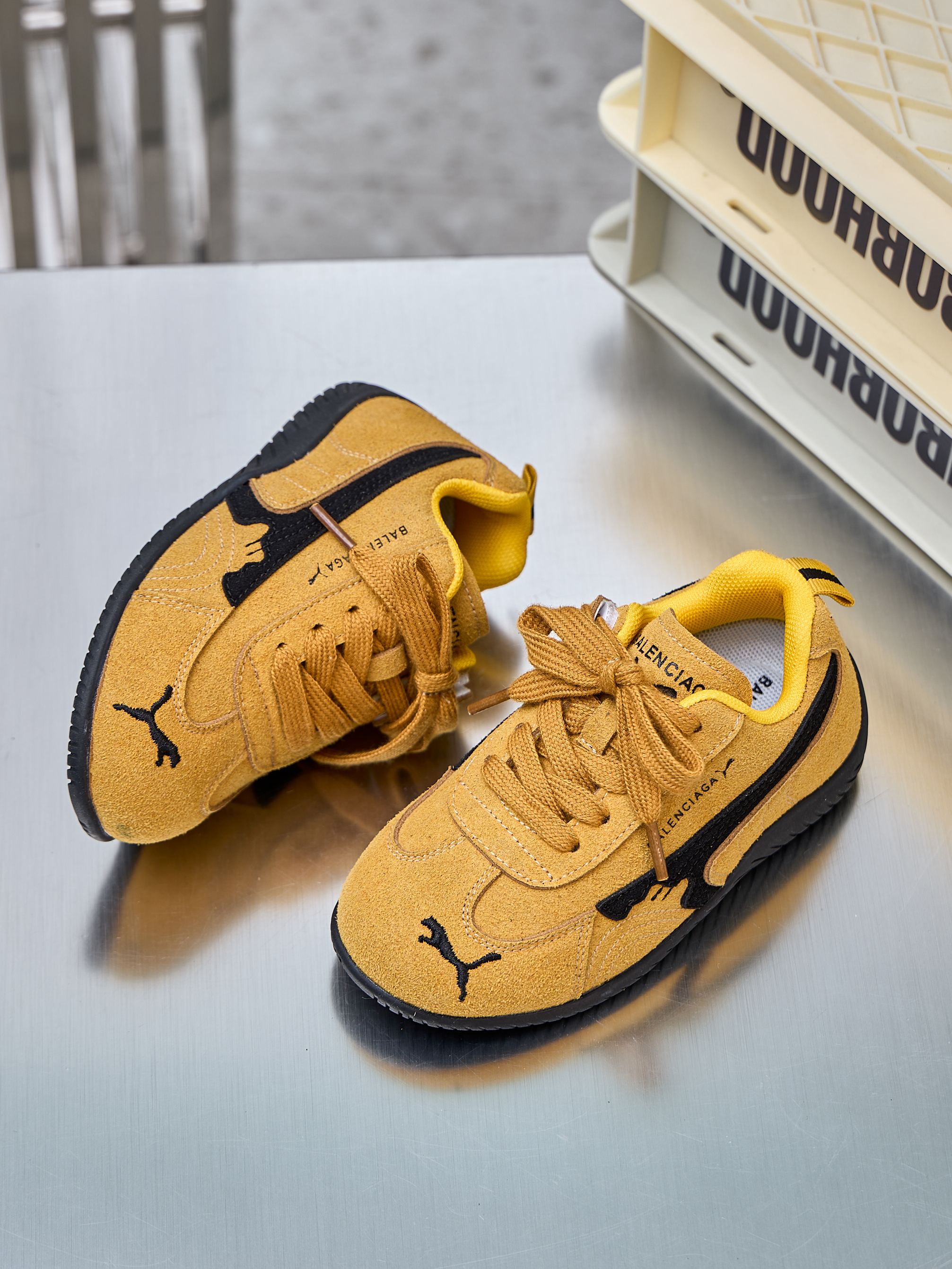 💝巴黎世家/彪马联名款童鞋💘💰💲
🚗BALENCIAGA/PUMA 联名款百搭透气德训鞋SPEEDCAT BALENCIAGA绒面运动鞋🛵
🍎巴黎世家彪马联名流浪汉童款赛车鞋内侧魔术贴男女童真皮拼色炸街童鞋💖
🔥官网潮牌韩版最新款防滑底透气休闲经典四季款亲子潮鞋户外跑步鞋🎈
🍒颜色：
灰色，黑色，黄色      
尺码：26-37码

实际脚长加0.5-1CM后选内长