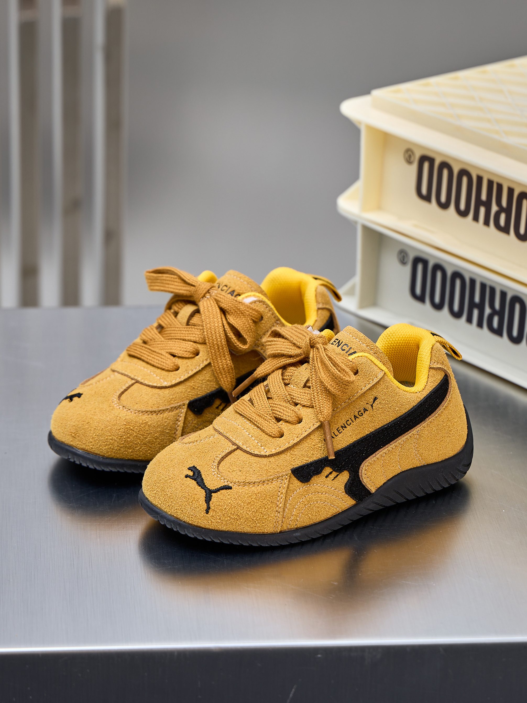 💝巴黎世家/彪马联名款童鞋💘💰💲
🚗BALENCIAGA/PUMA 联名款百搭透气德训鞋SPEEDCAT BALENCIAGA绒面运动鞋🛵
🍎巴黎世家彪马联名流浪汉童款赛车鞋内侧魔术贴男女童真皮拼色炸街童鞋💖
🔥官网潮牌韩版最新款防滑底透气休闲经典四季款亲子潮鞋户外跑步鞋🎈
🍒颜色：
灰色，黑色，黄色      
尺码：26-37码

实际脚长加0.5-1CM后选内长