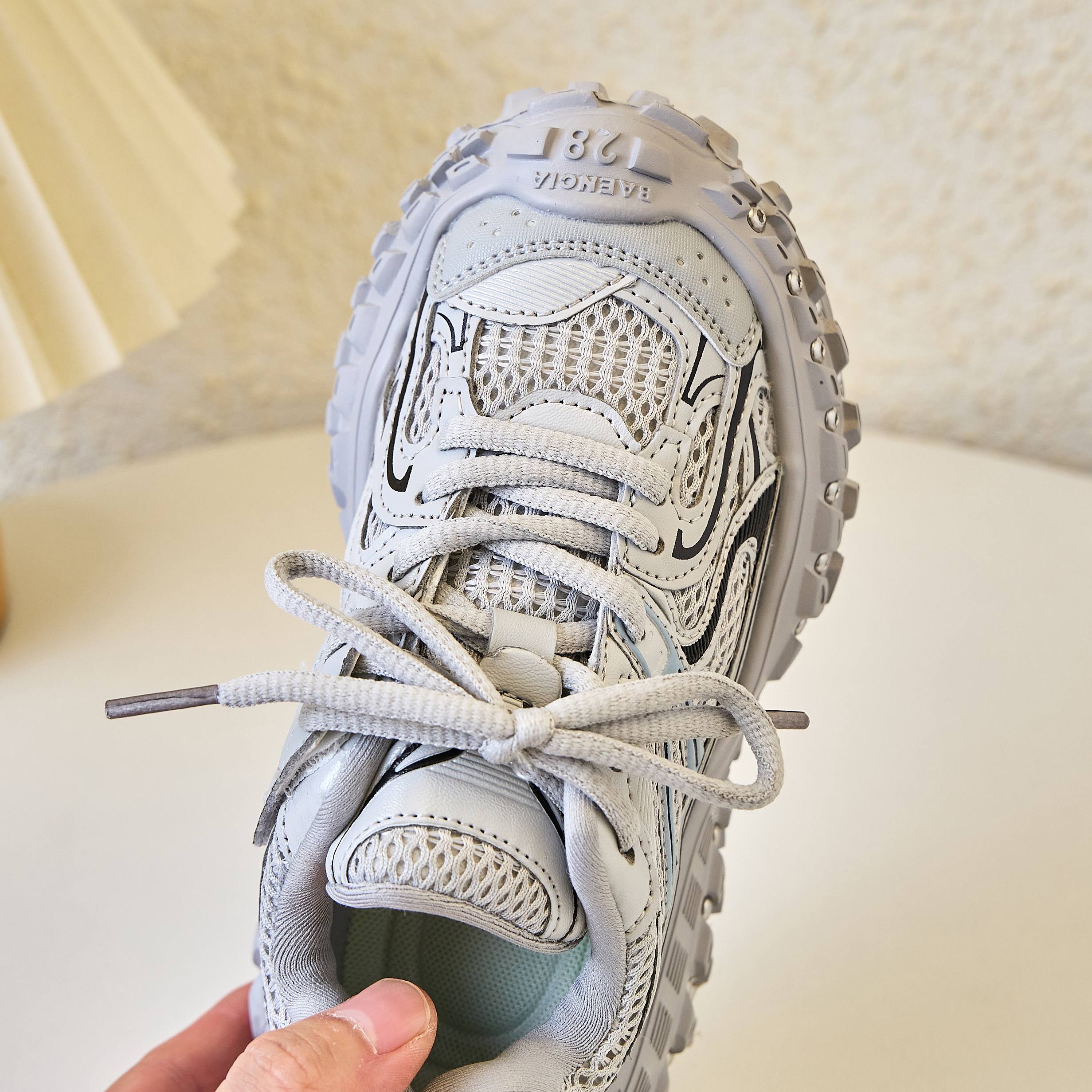 图片[4]-巴黎世家 铆钉轮胎鞋童鞋款26-37 🚗BALENCIAGA最火爆的网红款铆钉轮胎榴莲底儿童休闲复古风运动鞋🛵-选品中心