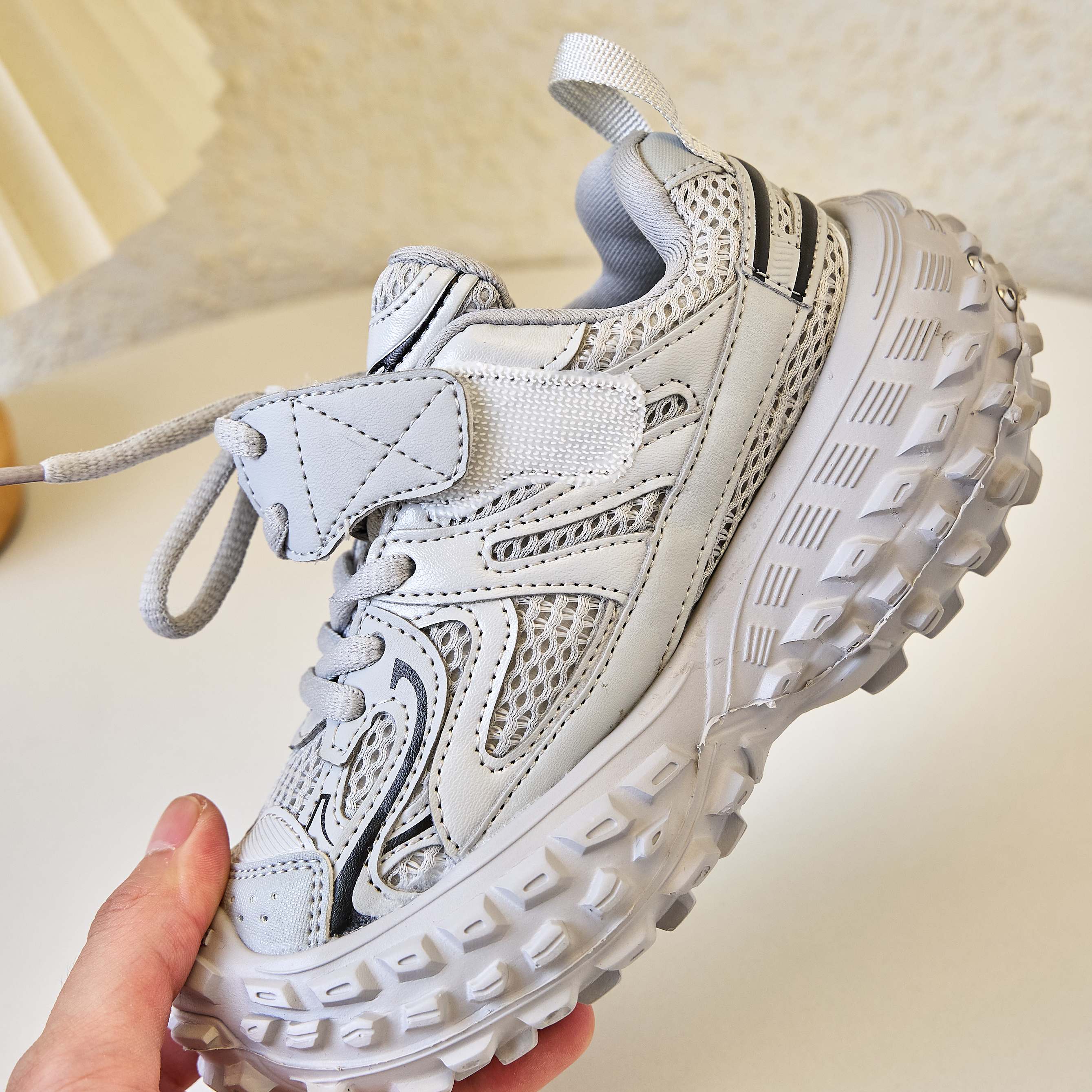 图片[3]-巴黎世家 铆钉轮胎鞋童鞋款26-37 🚗BALENCIAGA最火爆的网红款铆钉轮胎榴莲底儿童休闲复古风运动鞋🛵-选品中心