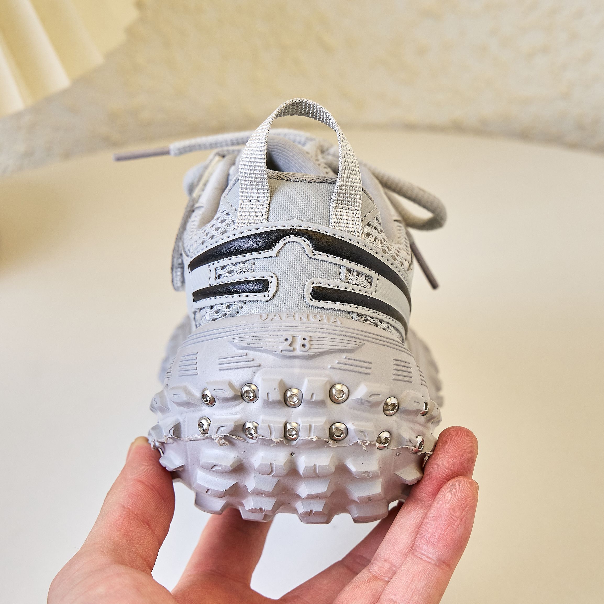 图片[6]-巴黎世家 铆钉轮胎鞋童鞋款26-37 🚗BALENCIAGA最火爆的网红款铆钉轮胎榴莲底儿童休闲复古风运动鞋🛵-选品中心