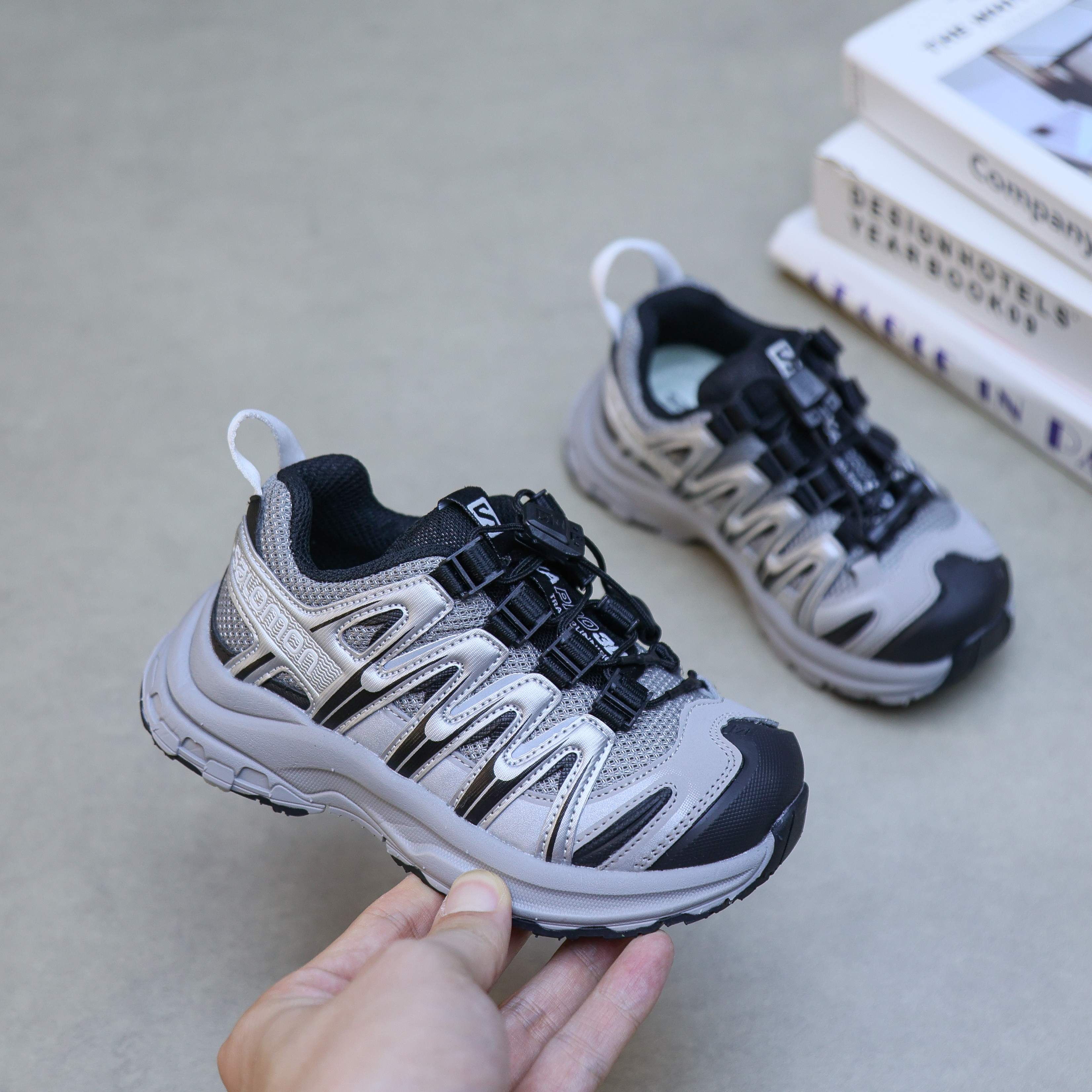 💝萨络蒙3D系列松紧扣童鞋！💘💰240💲
🚗纯原萨络蒙 XA Pro 3D系列松紧扣网红款儿童休闲户外越野机能运动跑步鞋🛵
🍎SALOMON欧洲站最火爆的走秀款厚底老爹鞋户外徒步鞋男女童百搭跑步鞋童鞋💖
🔥官网潮牌韩版最新款减震防滑耐磨底透气休闲经典四季款潮鞋复古风亲子鞋童鞋🎈
🍒颜色：
合金灰，合金黑，黎明蓝  
尺码：26-37码
实际脚长加0.5-1CM后选内长