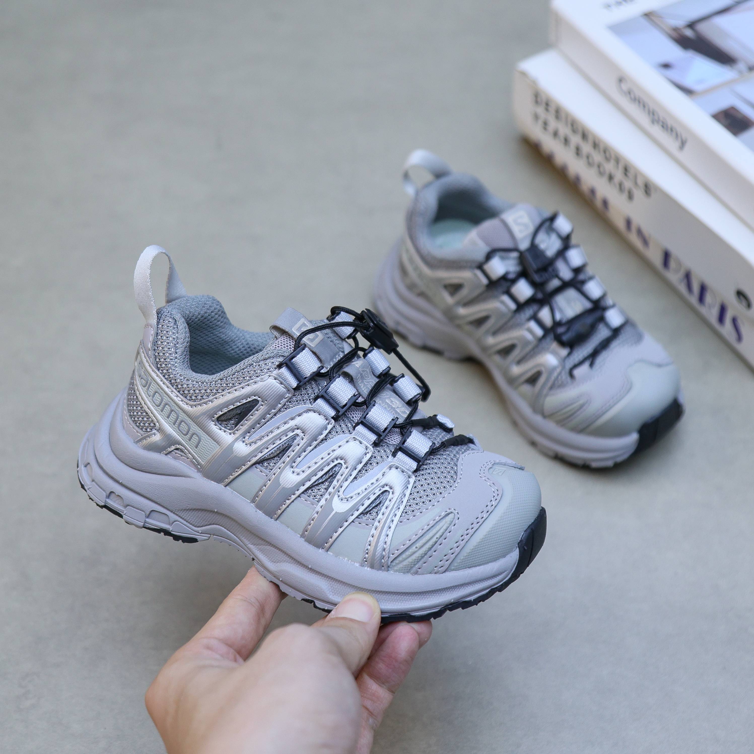 💝萨络蒙3D系列松紧扣童鞋！💘💰140💲
🚗纯原萨络蒙 XA Pro 3D系列松紧扣网红款儿童休闲户外越野机能运动跑步鞋🛵
🍎SALOMON欧洲站最火爆的走秀款厚底老爹鞋户外徒步鞋男女童百搭跑步鞋童鞋💖
🔥官网潮牌韩版最新款减震防滑耐磨底透气休闲经典四季款潮鞋复古风亲子鞋童鞋🎈
🍒颜色：
合金灰，合金黑，黎明蓝  
尺码：26-37码
实际脚长加0.5-1CM后选内长