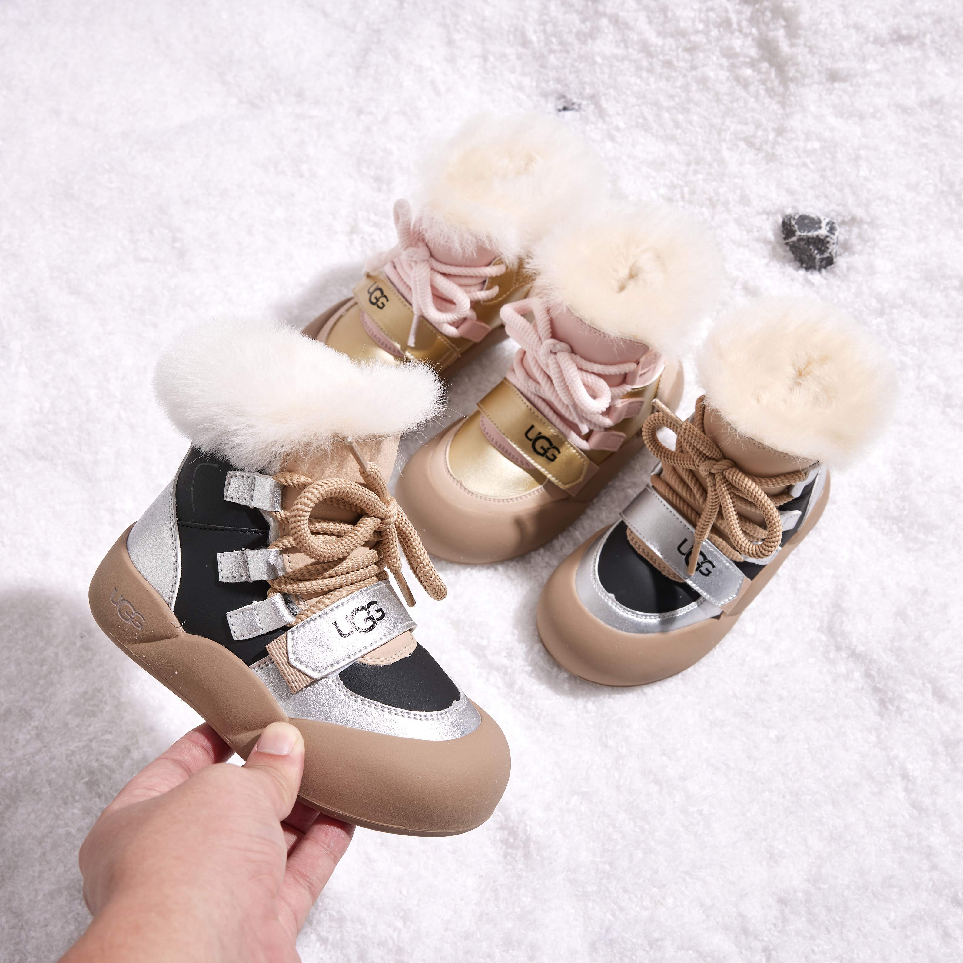图片[2]-💝UGG公主雪地靴童鞋！！！💖💲 🚗UGG 内里羊皮毛一体内侧魔术贴防水皮加绒防滑童鞋保暖雪地靴棉鞋🛵 🍎UGG拼色韩版登山童鞋炸街休闲户外登山鞋运动包头防踢防撞童鞋🔥 💘冬季全保护保暖防踢减震防滑橡胶底新概念亲子潮鞋高级感童鞋❤️ 🔥实际脚长加0.5-1CM后选内长 🍒颜色： 金色，银色 尺码：26-37码-选品中心