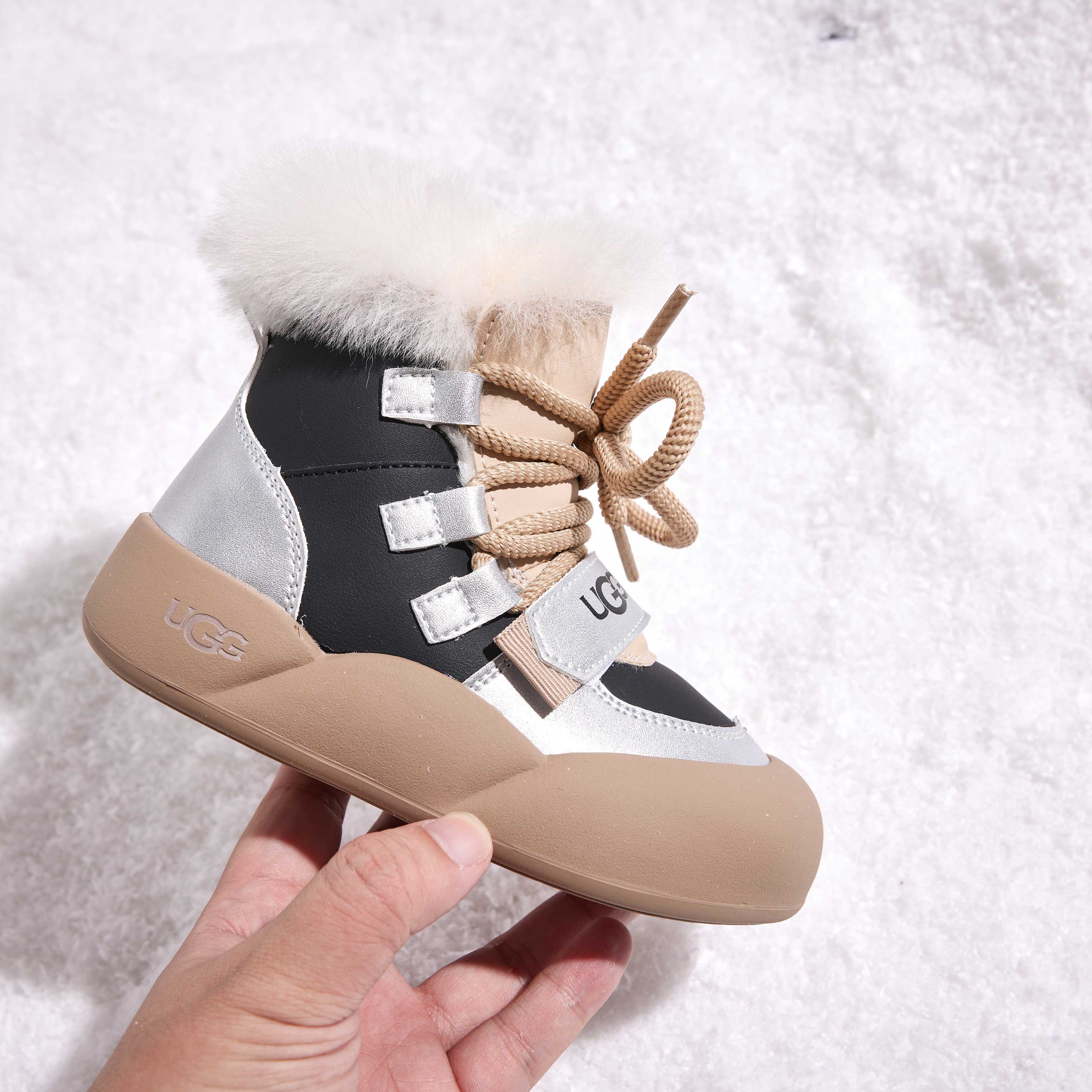 图片[3]-💝UGG公主雪地靴童鞋！！！💖💲 🚗UGG 内里羊皮毛一体内侧魔术贴防水皮加绒防滑童鞋保暖雪地靴棉鞋🛵 🍎UGG拼色韩版登山童鞋炸街休闲户外登山鞋运动包头防踢防撞童鞋🔥 💘冬季全保护保暖防踢减震防滑橡胶底新概念亲子潮鞋高级感童鞋❤️ 🔥实际脚长加0.5-1CM后选内长 🍒颜色： 金色，银色 尺码：26-37码-选品中心