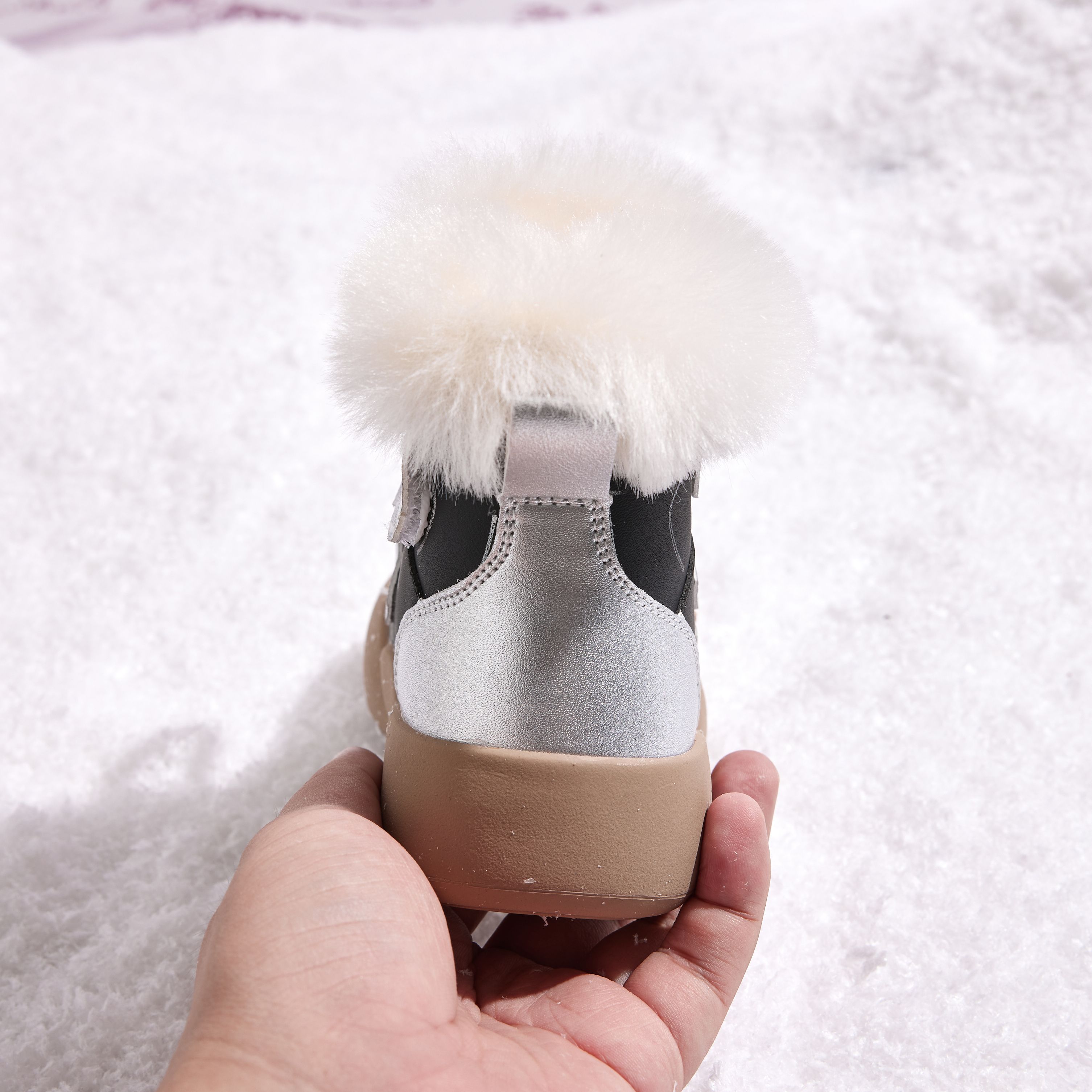 图片[8]-💝UGG公主雪地靴童鞋！！！💖💲 🚗UGG 内里羊皮毛一体内侧魔术贴防水皮加绒防滑童鞋保暖雪地靴棉鞋🛵 🍎UGG拼色韩版登山童鞋炸街休闲户外登山鞋运动包头防踢防撞童鞋🔥 💘冬季全保护保暖防踢减震防滑橡胶底新概念亲子潮鞋高级感童鞋❤️ 🔥实际脚长加0.5-1CM后选内长 🍒颜色： 金色，银色 尺码：26-37码-选品中心