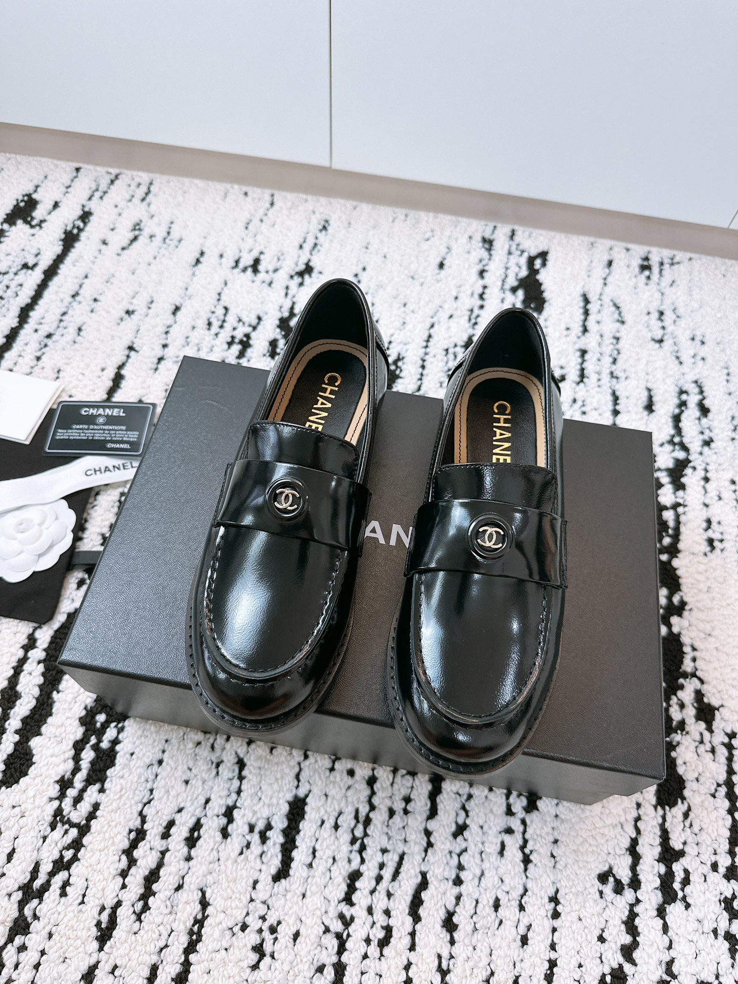 NO:383985,Top quality, new styles of Xiaoxiang classic series, loafers, major celebrity show styles, century-old classics!  Exclusive great contribution!  A big attack!  Imported sheepskin upper, comfortable sheepskin inner footbed, original Italian double-layer leather sole, size 35-41 (custom made in 40.41) Requires airplane box, loafers, loafers, sheepskin19860909顶级品质 小香经典系列新款 乐福鞋 各大明星网红走秀款 百年经典！ 独家巨献！重磅来袭！ 鞋面进口羊皮 舒适羊皮内里垫脚 意大利原版双层真皮底 尺码35-41（40.41订做） 需要飞机盒另元,乐福鞋,loafers,sheepskin,Women's Shoes