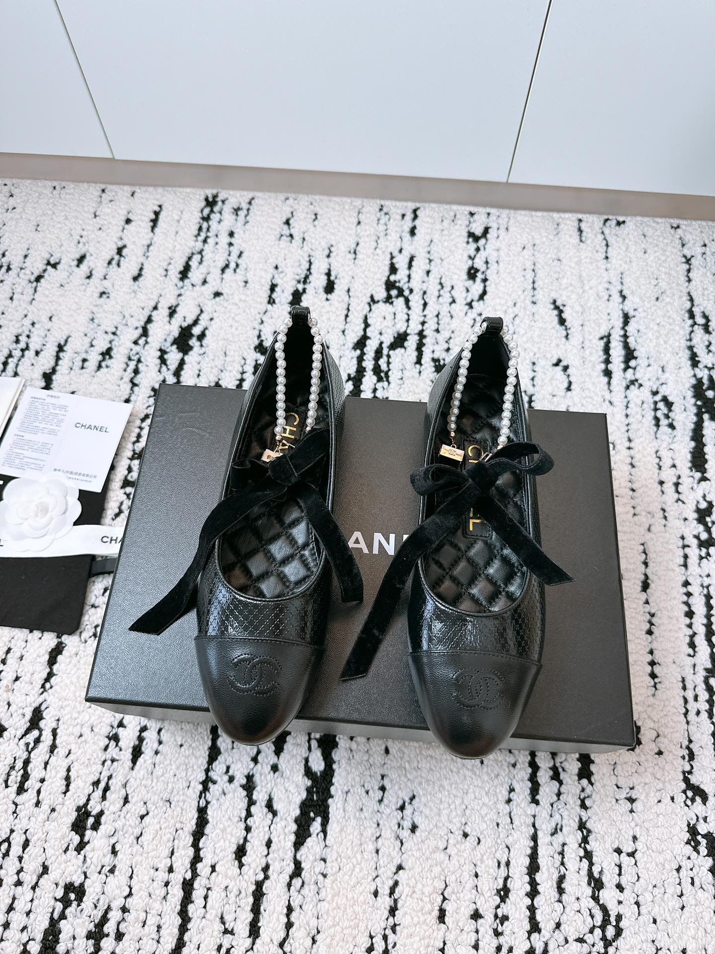 NO:383972,New purchasing agent grade model, Xiaoxiang Chentou Marie Zhen's show, running volume series, the most popular style of this season, the texture is very soft and comfortable, and it does not stuck the feet. The fabric is made of embossed cowhide, environmentally friendly imported sheepskin lining, original genuine leather large soles, size: 35-41 [40.41 custom] Requires an additional dollar for the aircraft box, Mary Jane, cowhide, sheepskin, Leather soles19860909代购级新款 小香尘头玛丽珍走秀 跑量系 这一季最热门的款式,质感非常柔软舒适不卡脚. 面料采用压花牛皮材质 环保进口羊皮内里 原版真皮大底 码数:35-41 [40.41定做] 需要飞机盒另元,玛丽珍,mary jane,cowhide,sheepskin,Leather soles,Women's Shoes