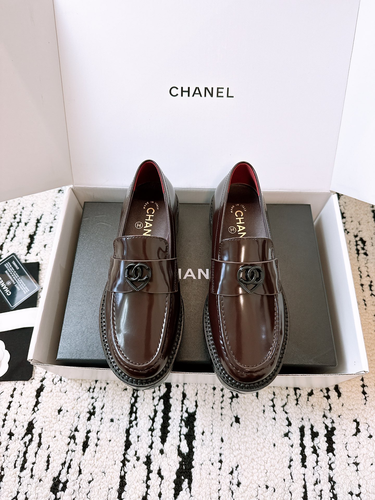 NO:383956,Top quality, new spring style of Xiaoxiang, Loafer leather shoes, major celebrity show styles, century-old classics!  Exclusive great contribution!  A big attack!  Imported cowhide material of upper, comfortable sheepskin inner footbed, original Italian dyed genuine leather sole, heel height 4.5cm, size 35-41 (custom made of 40.41) Requires aircraft box, loafers, loafers, cowhide, sheepskin19860909顶级品质 小香春季新款 乐福小皮鞋鞋 各大明星网红走秀款 百年经典！ 独家巨献！重磅来袭！ 鞋面进口牛皮材质 舒适羊皮内里垫脚 意大利原版透染真皮底 跟高4.5cm 尺码35-41（40.41订做） 需要飞机盒另元,乐福鞋,loafers,cowhide,sheepskin,Women's Shoes