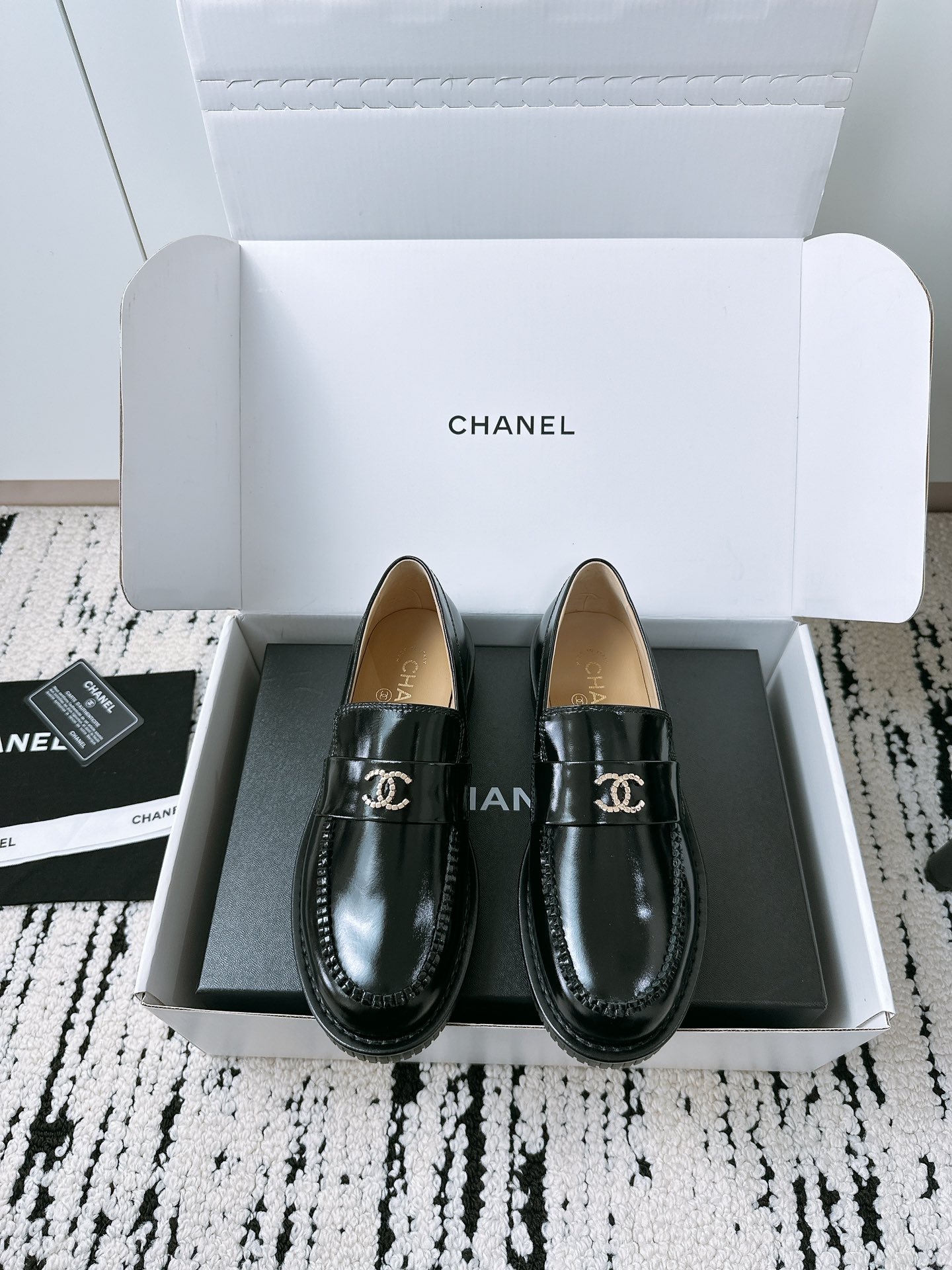 NO:239429,Purchase grade Xiaoxiang 25/A early spring style Loafer single shoes, slippers, thick soles, small leather shoes, unique elements of Xiaoxiang, chain matching, small thick heels increase height, upper legs look thinner ~ light luxury and fashionable, work, daily wear, no tiring feet, fabric original sheepskin, butter leather, heel height 5.5cm, original dyed open molded large sole leather Digital 35-41 (ordered 40-41) are all equipped with genuine Italian packaging, loafers, loafers, sheepskin19860909代购级 小香25/A早春款 乐福单鞋 便鞋 厚底 小皮鞋 小香独特元素 链条搭配 小粗跟水台增高,上腿显细～轻奢时髦 上班 日常穿搭不累脚 面料原版羊皮 牛油皮 跟高5.5cm ,原版透染开模大底皮 数码35-41（40-41订） 均配有意大利正品包装,乐福鞋,loafers,sheepskin,Women's Shoes