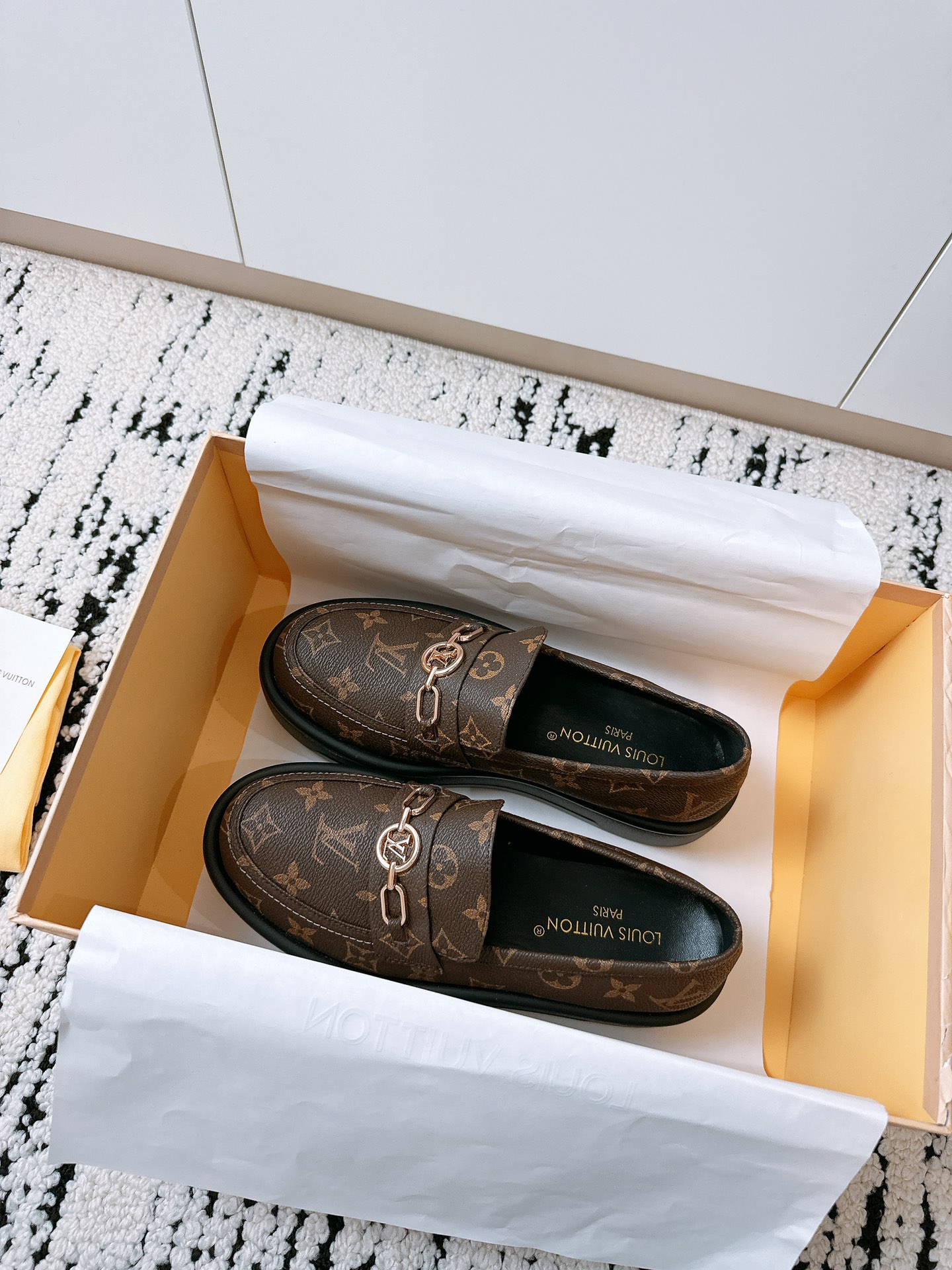 NO:236565,Purchase grade Louis Vuitto*25s early autumn hot product top version round toe thick sole shoes, height-enhanced thick sole leather shoes, simple, elegant, high-end, very pleasing and versatile!  It is definitely a must-have artifact for leg essence. It is a blessing for easy control of short legs. It can be matched with all kinds of styles. You don’t get restricted by routines. Be yourself as you like~ Fried chicken with feet is soft and comfortable!  Fashionable feel is directly full~ Customized size 35-39/42, loafers, louis vuitton,loafers19860909代购级 LouisVuitto*25s早秋爆品 顶版 圆头厚底鞋 增高厚底小皮鞋 简约大气又高级非常耐看百搭！绝对是腿精必备神器 轻松驾驭小短腿的福音 搭配各种风格都可 上脚不被常规所拘束,随心所欲做自己～上脚炒鸡柔软舒适！时尚感直接拉满～ 码数35-39/42定制,乐福鞋,louis vuitton,loafers,Women's Shoes