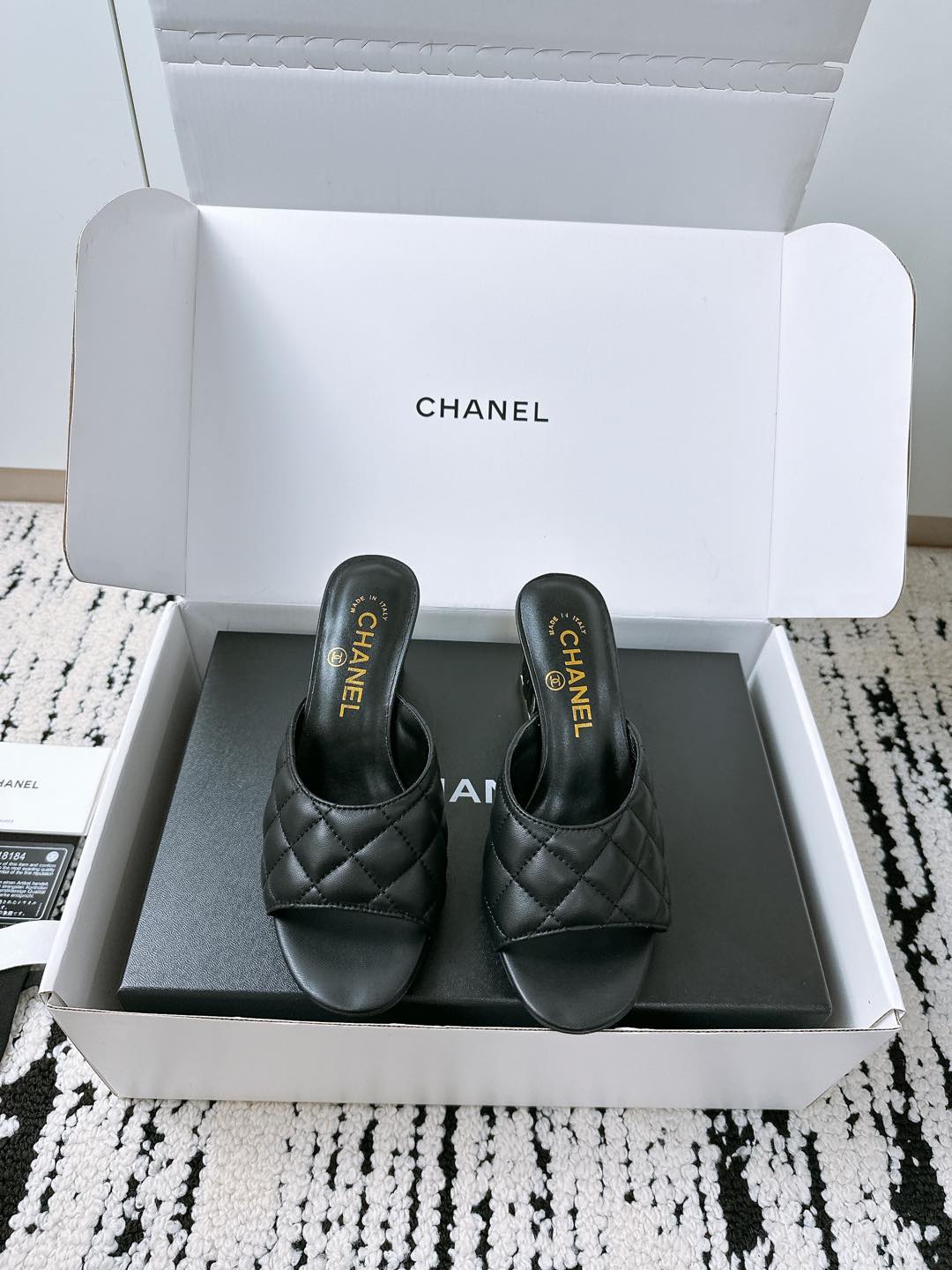 NO:236550,Purchase grade Xiaoxiang 25/A Spring and summer catwalk style thick heel sandals Exclusive custom chain decoration Unique small fragrance style Light luxury fashionable Accurate to 11 Light luxury without tiring your feet, you can match spring and summer clothing at will, more texture and taste, simple and luxurious appearance, even if it is just a sandal, it is definitely a must-have item for summer shoe cabinets. Imported upper lambskin inner lining imported sheepskin lining outsole Italian leather outsole Heel high thick heel 7.5cm Size 35-40 (40.41. Custom made no return or exchange), high heels, sandals, high heels, slippers, sheepskin, Leather soles19860909代购级 小香25/A 春夏走秀款 粗跟凉拖鞋 独家定制链条装饰 独特小香风格 轻奢时髦 精确到11 轻奢而不累脚、上脚可随意搭配春夏的服饰、更加彰显质感和品味、简约中带奢华的外观、哪怕只是一款凉鞋 绝对是要在夏日鞋柜必备双单品 鞋面进口小羊皮 内里进口羊皮内里 大底意大利真皮大底 跟高粗跟 7.5cm 码数35-40（40.41.订做不退换）,高跟鞋,sandals,high heels,slippers,sheepskin,Leather soles,Women's Shoes