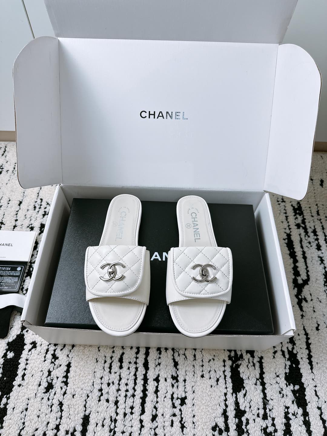 NO:236063,Purchase grade Xiaoxiang 25/A new style diamond school bag buckle flat slippers Spring and summer must-have sandals series Super beautiful and elegant original custom made material upper The inner foot pad is silk sheepskin Italy imported genuine leather sole Full set of packaging size: 35-40, 40 custom made, slippers, slippers, sheepskin, Leather soles19860909代购级 小香25/A新款 菱格书包扣平底拖鞋   春 夏天必入的凉拖系列 上脚超级美丽优雅 原版定制编制 材质鞋面 内里垫脚是丝绸羊皮 意大利进口真皮大底 全套包装 size:35-40,40订做,拖鞋,slippers,sheepskin,Leather soles,Women's Shoes